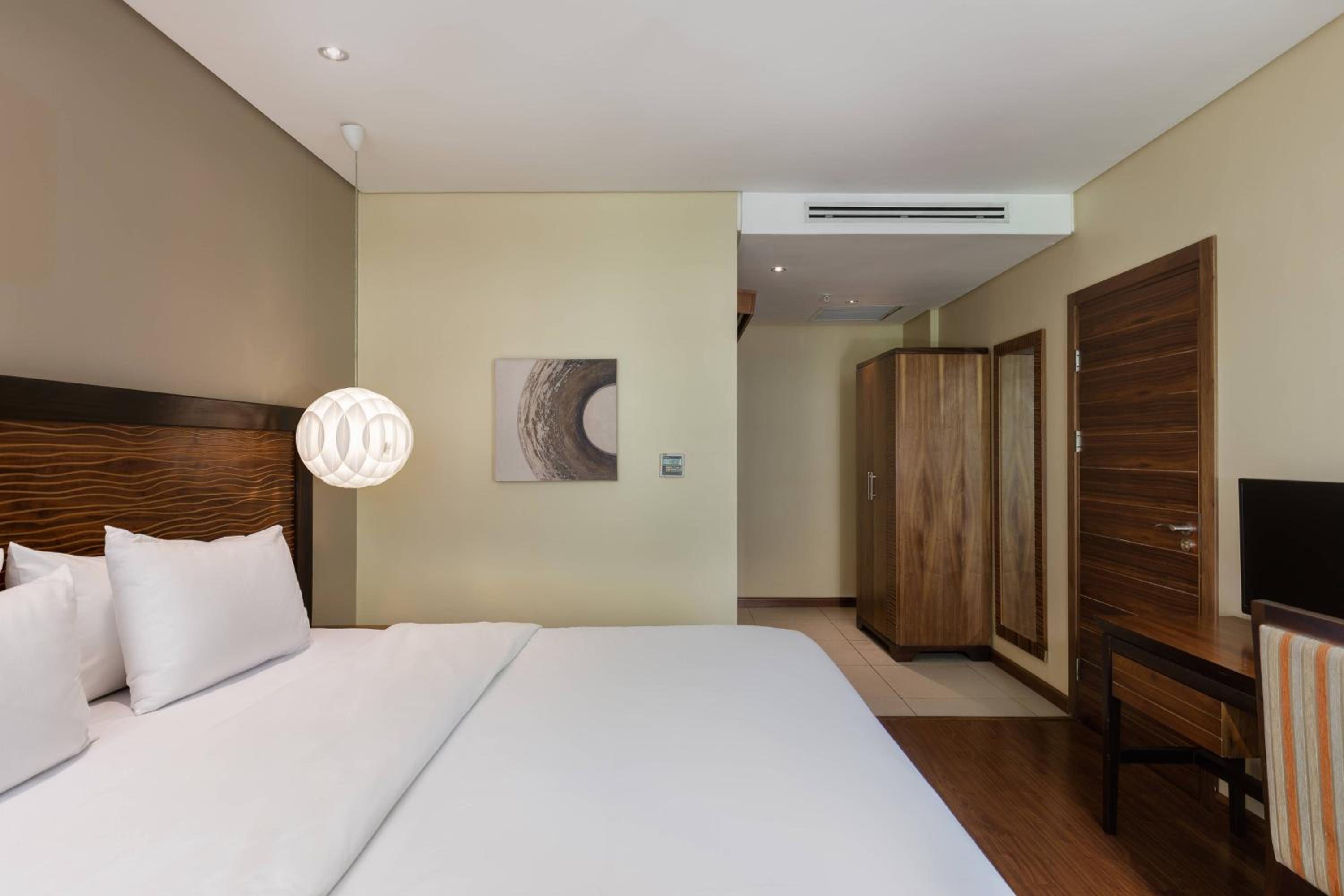 Junior King Suite photo 3