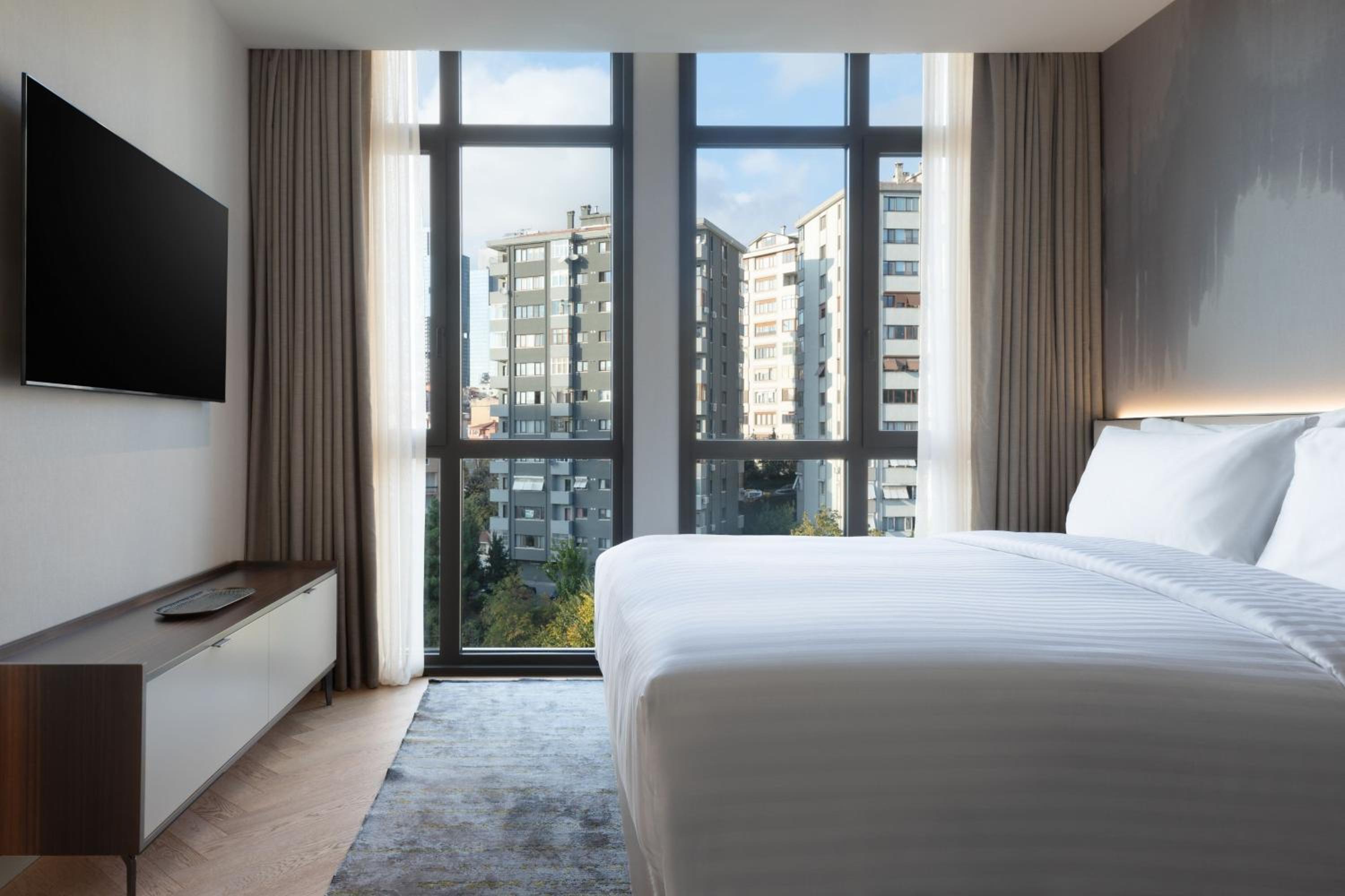 Two-Bedroom Apartment with Balcony and City View