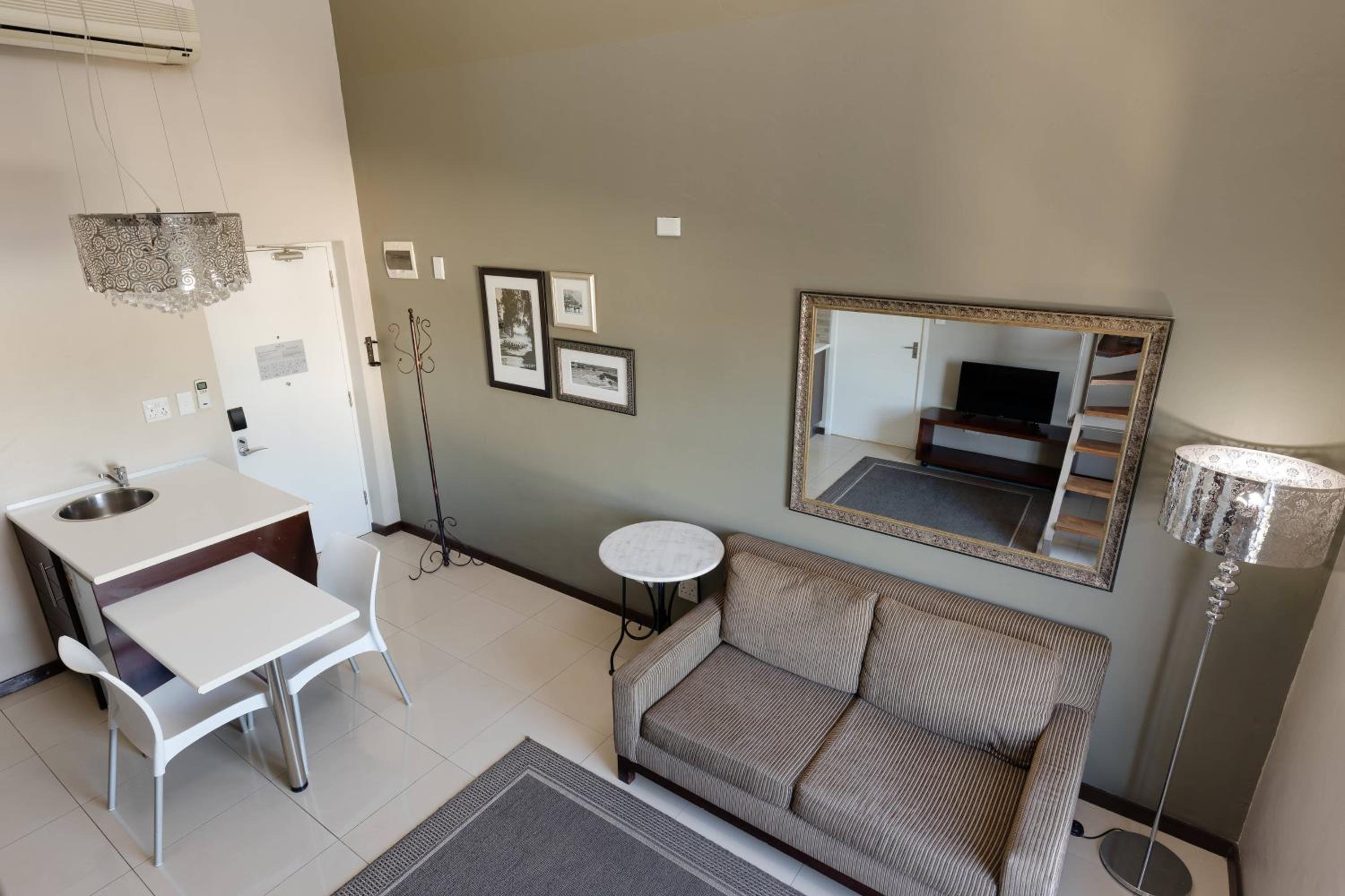 2 Bedroom Bi-level Loft, 1 Queen & 2 Twin