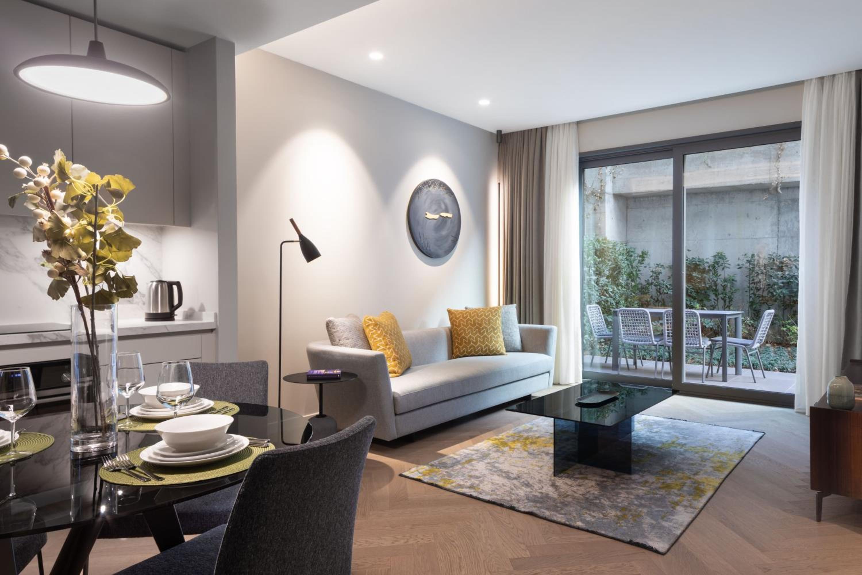 One Bedroom Deluxe Apartment with Garden Access or Terrace and City View