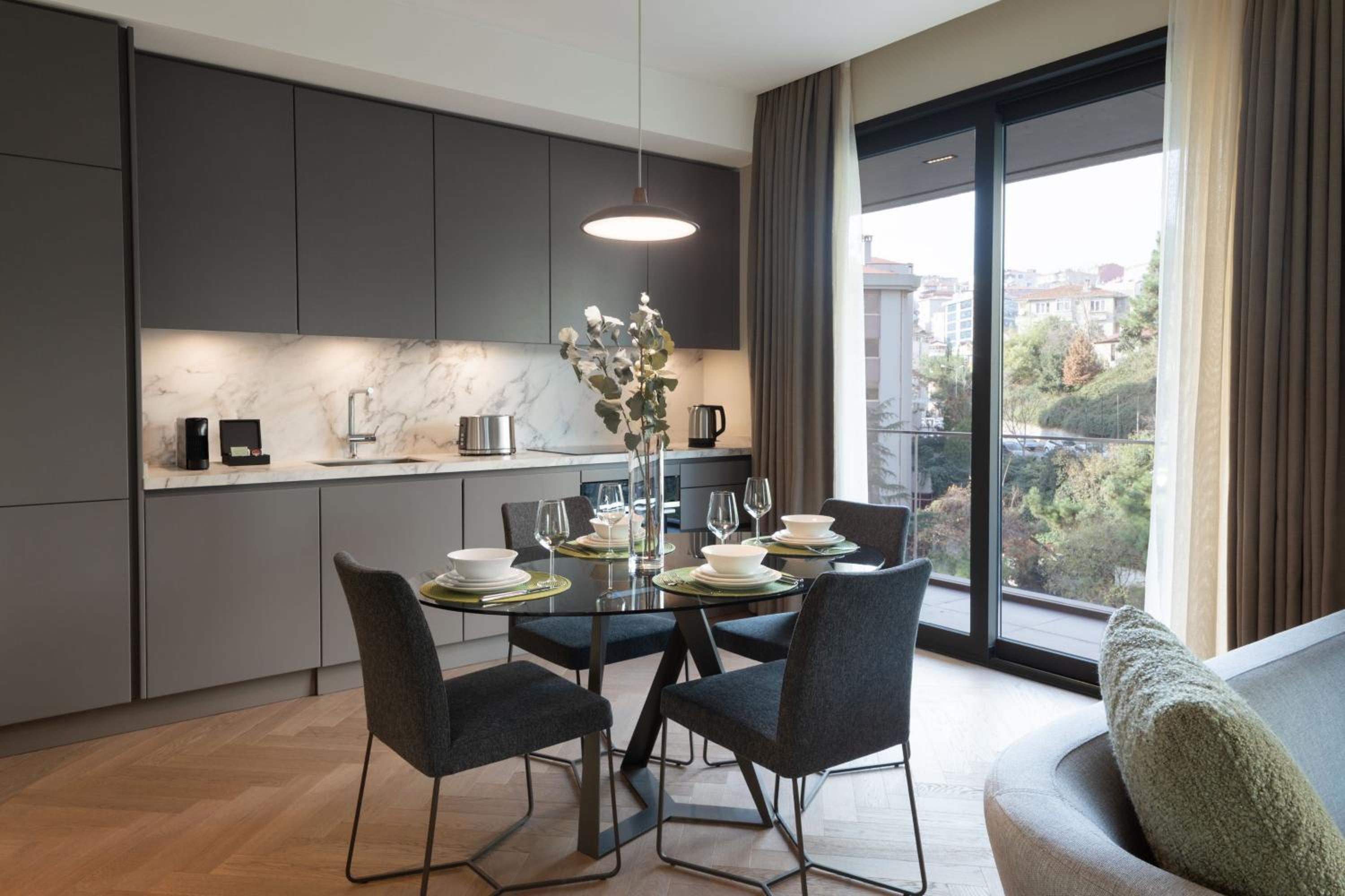 One Bedroom Deluxe Apartment with Garden Access or Terrace and City View