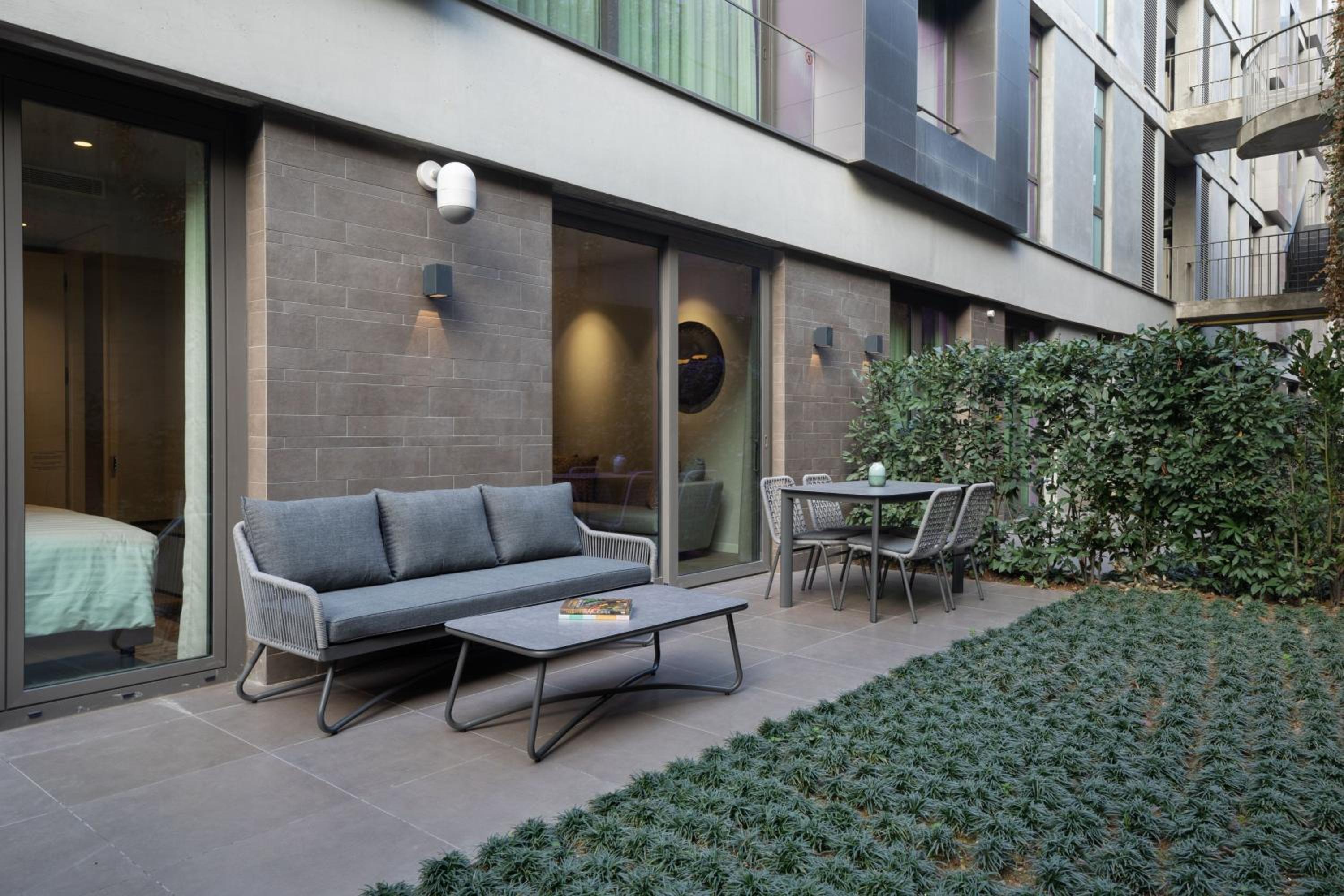 One Bedroom Deluxe Apartment with Garden Access or Terrace and City View