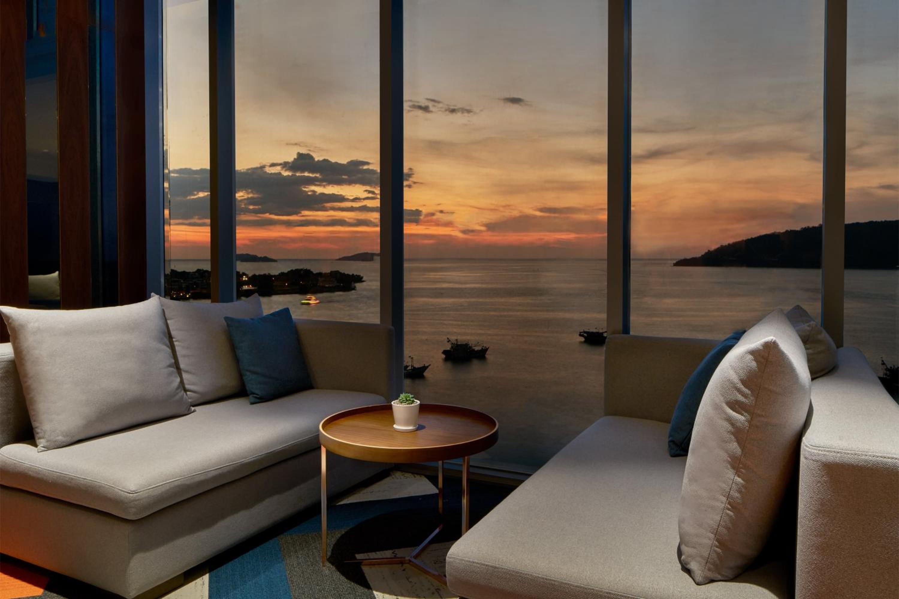 One-Bedroom Bi-Level King Suite - Club Lounge Access (Duplex)