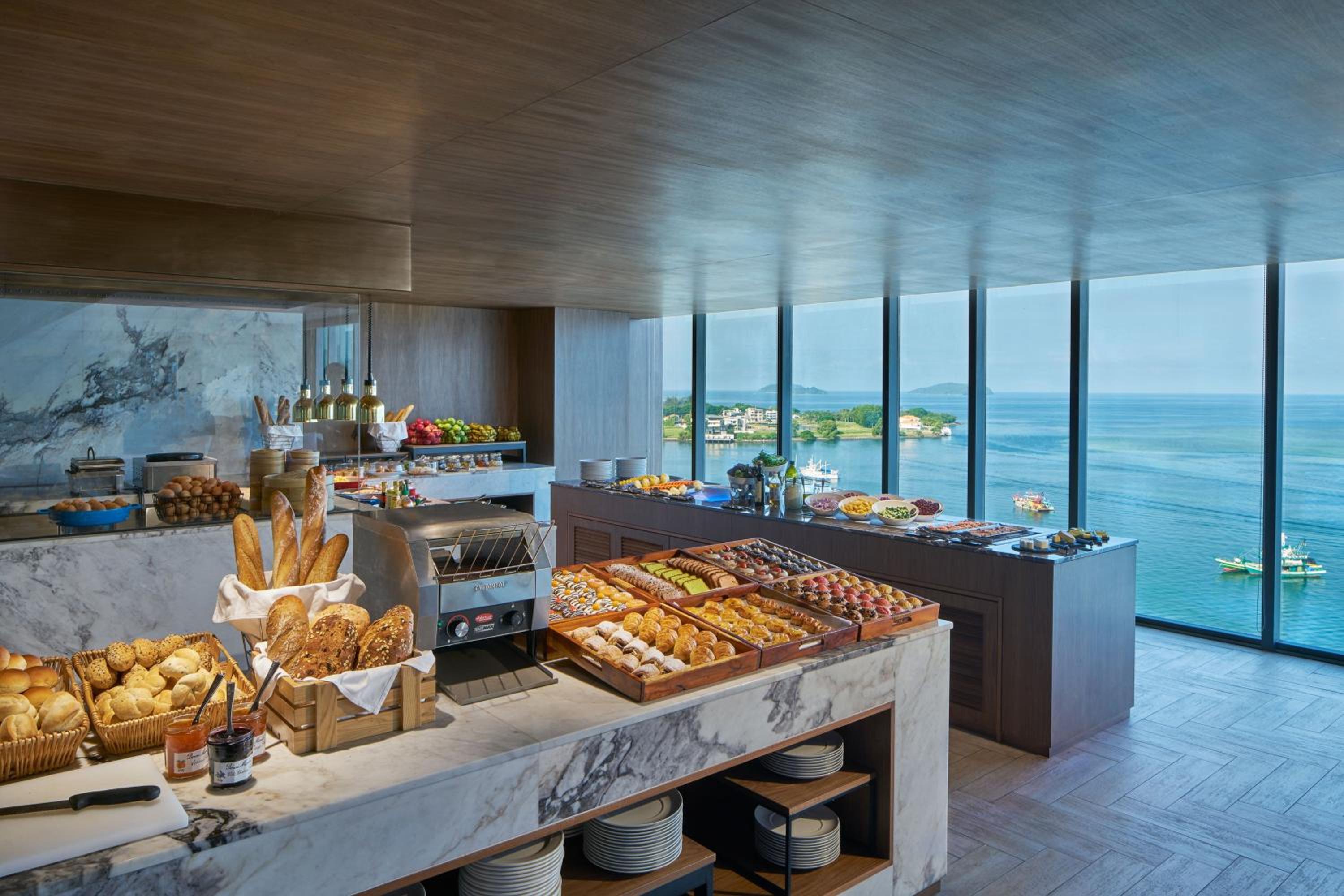One-Bedroom Suite - Club Lounge Access