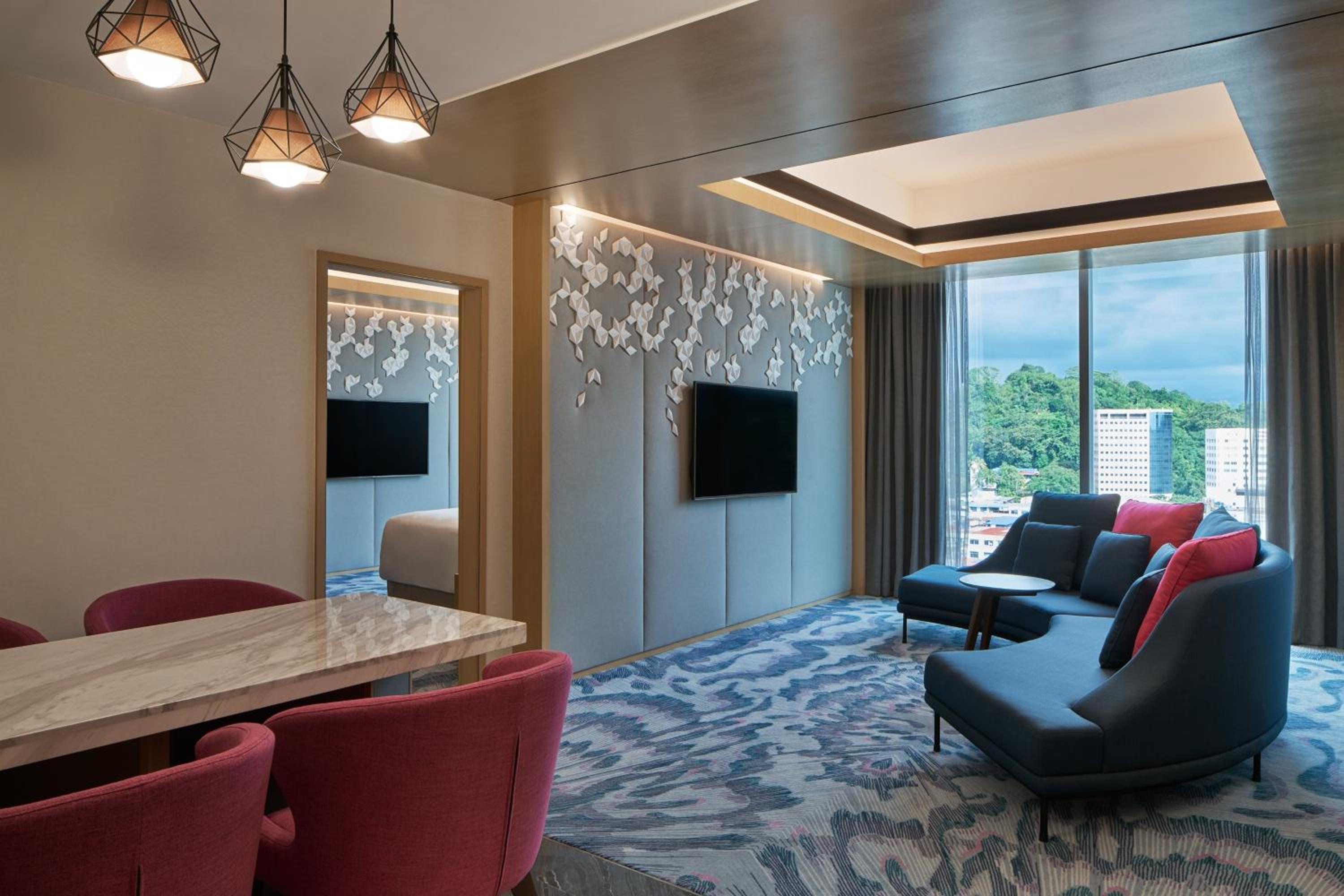 One-Bedroom Suite - Club Lounge Access thumbnail 5