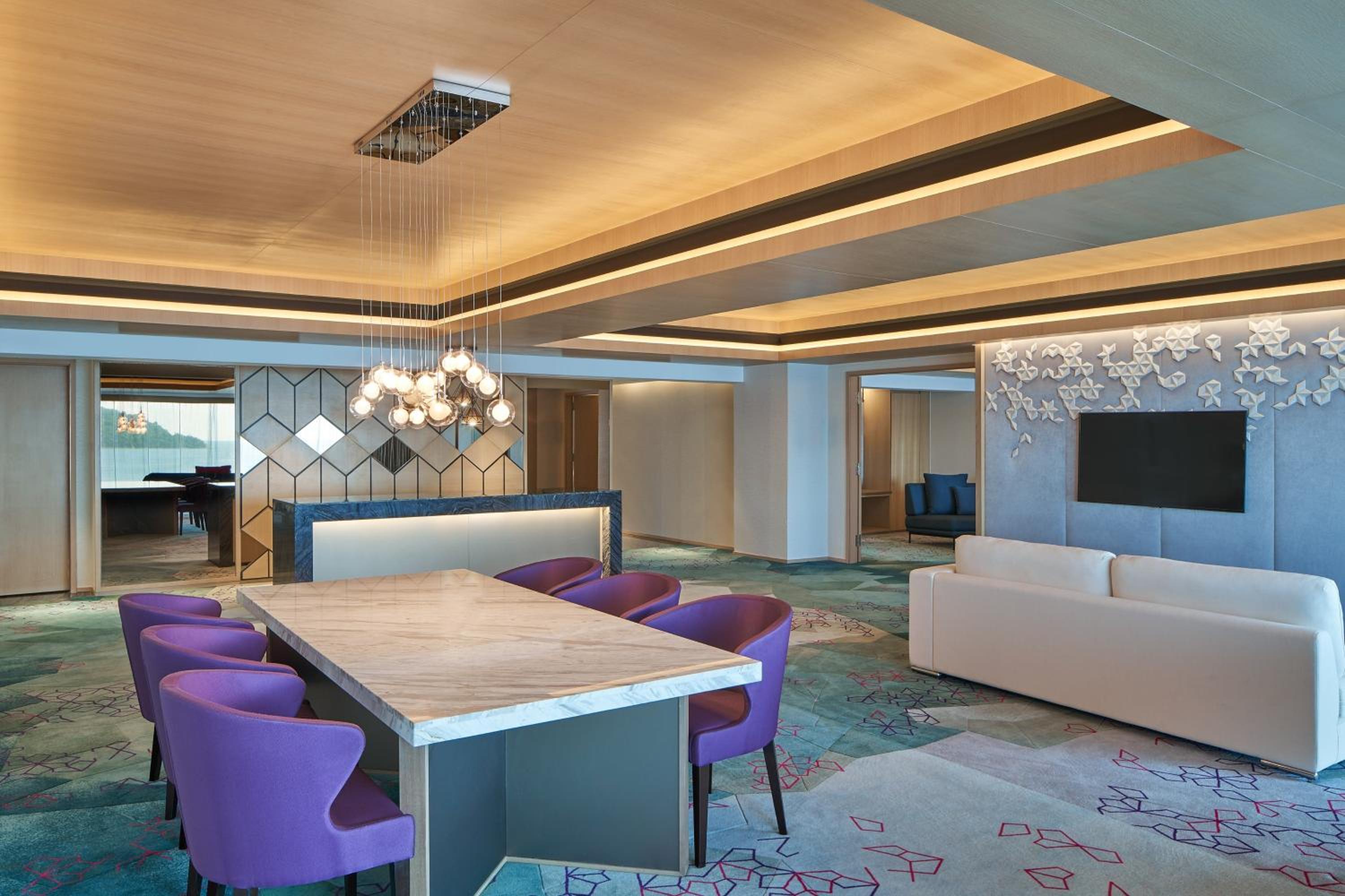 Two-Bedroom Ambassador Suite - Club Lounge Access thumbnail 6