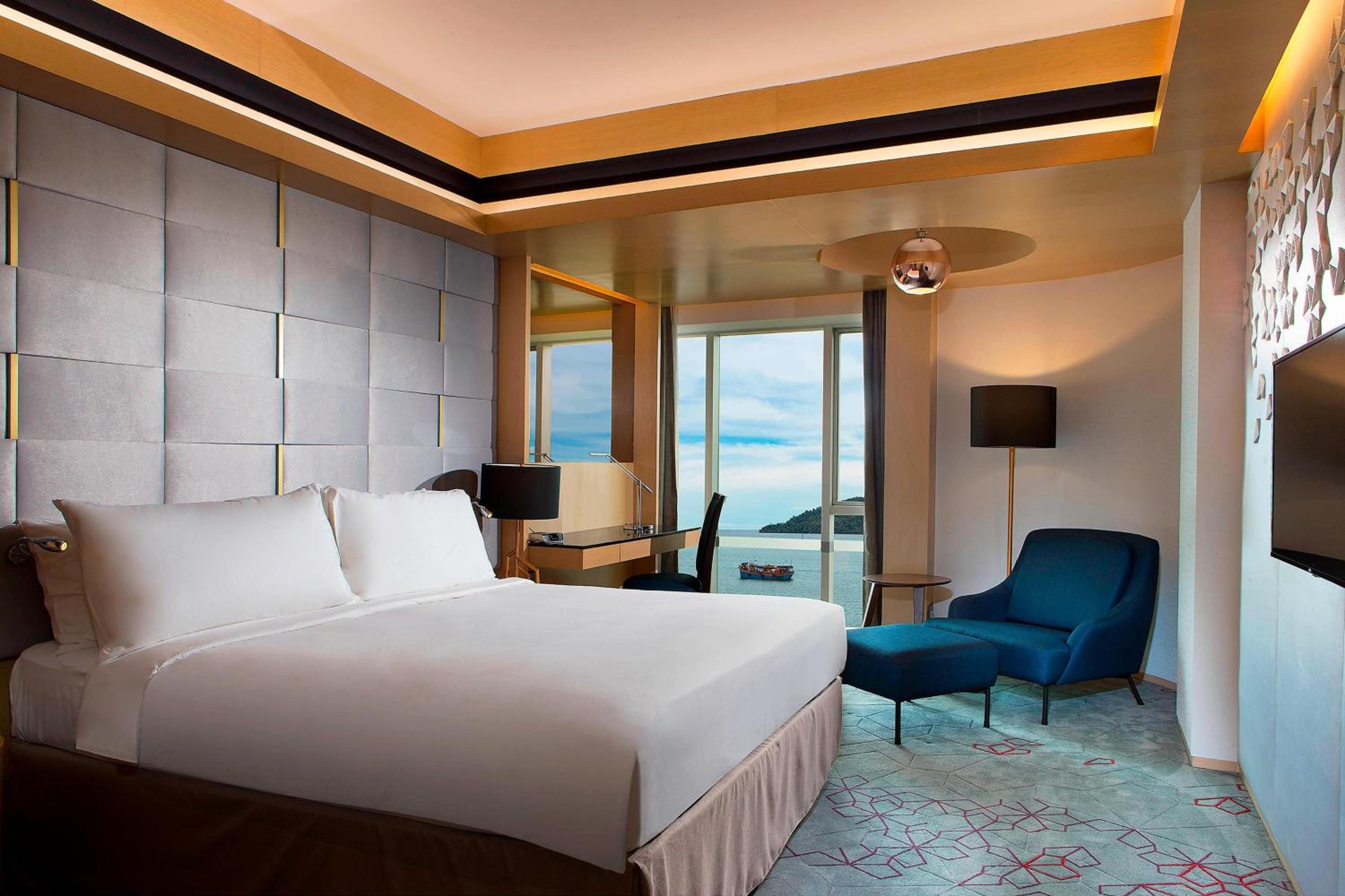 One-Bedroom Suite - Club Lounge Access thumbnail 5