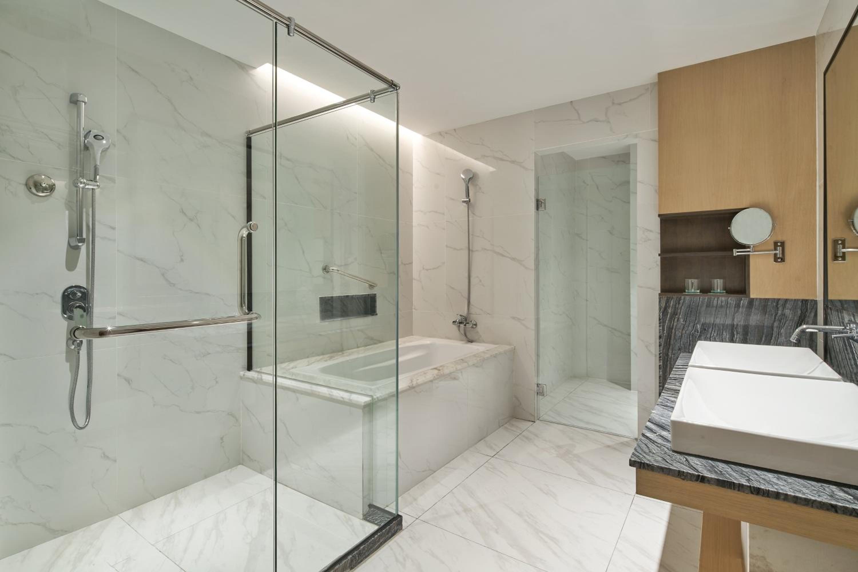 One-Bedroom Suite - Club Lounge Access thumbnail 6