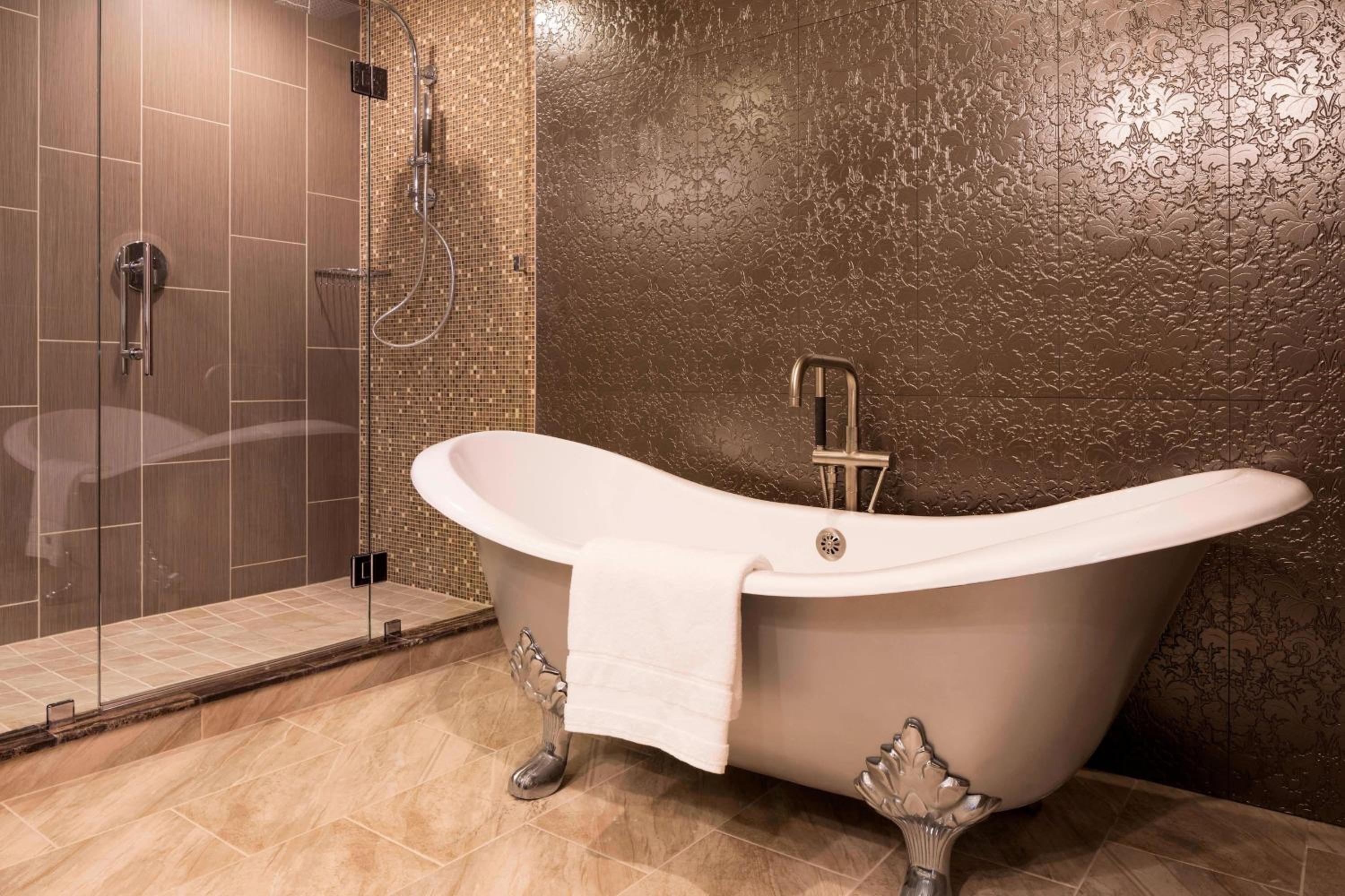 Executive Suite, 1 King, High Floor