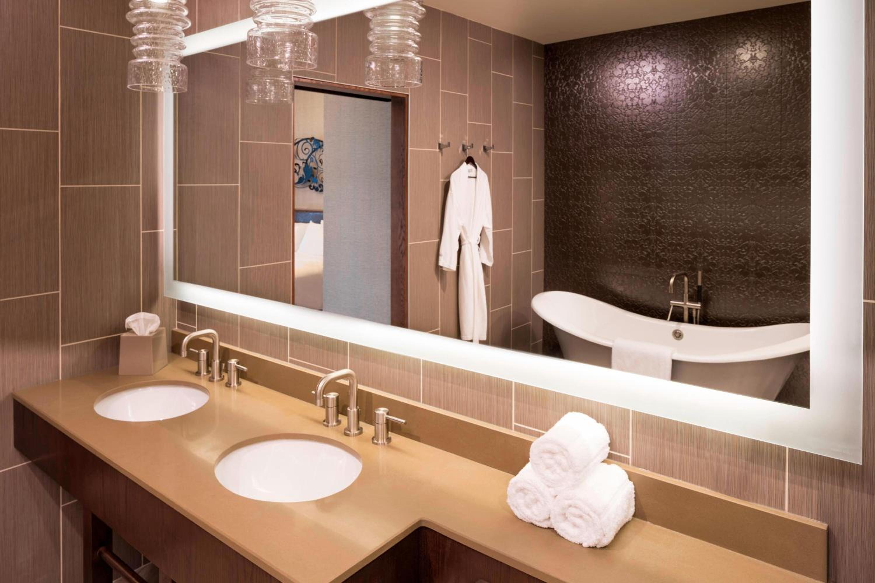 Executive Suite, 1 King, High Floor