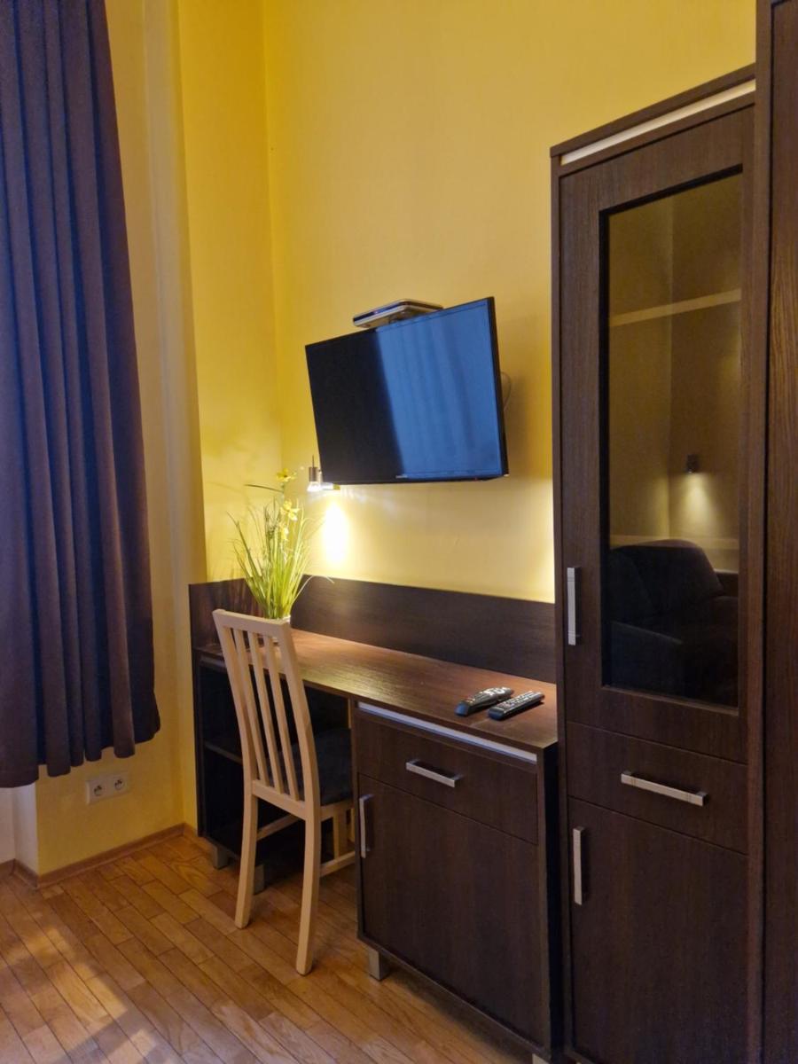 Studio Apartment - Photo 1