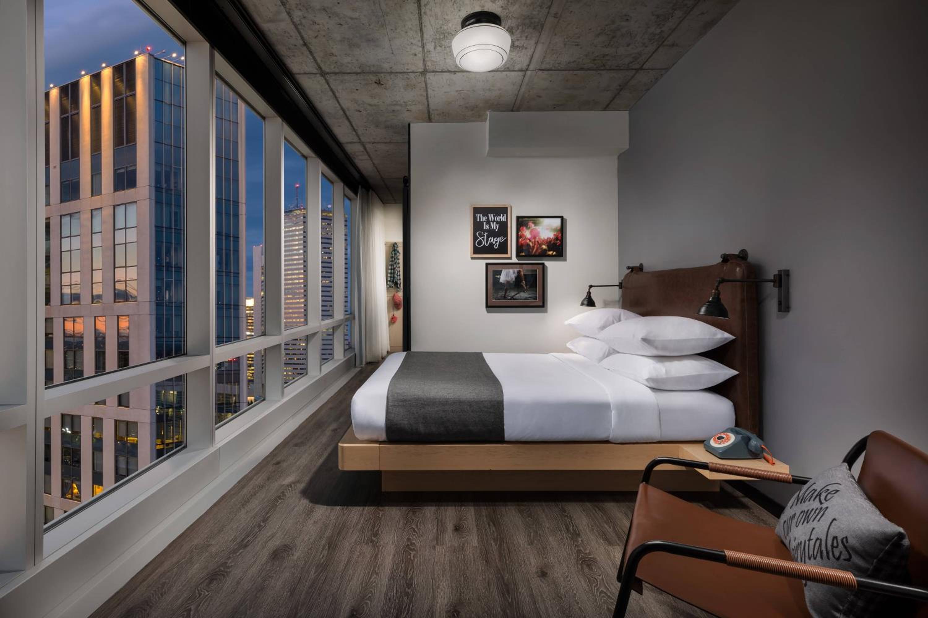 Theater View, Guest room, 1 Queen, City view - Photo 2