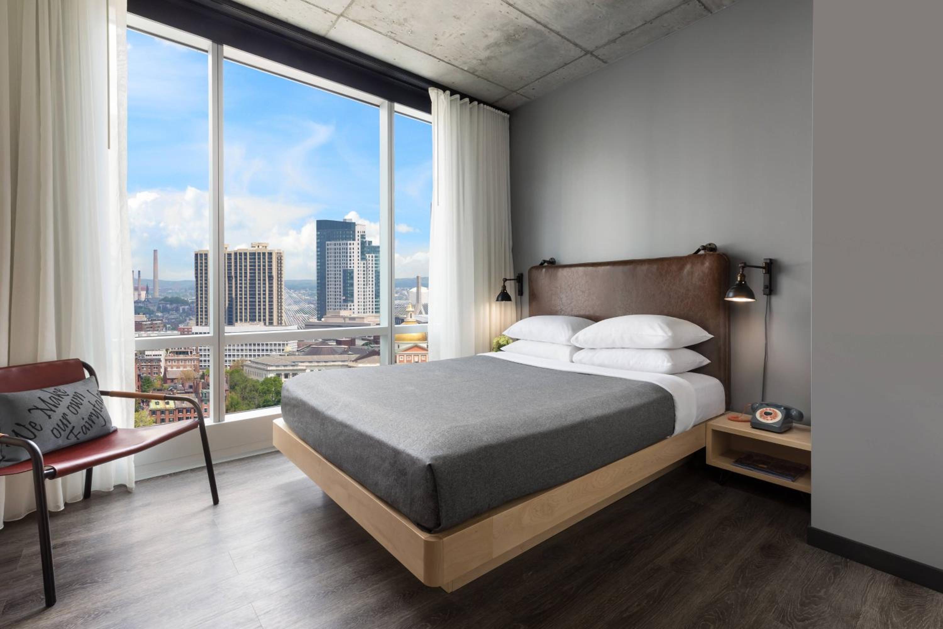 Center Stage, Guest room, 1 Queen, City view - Photo 1