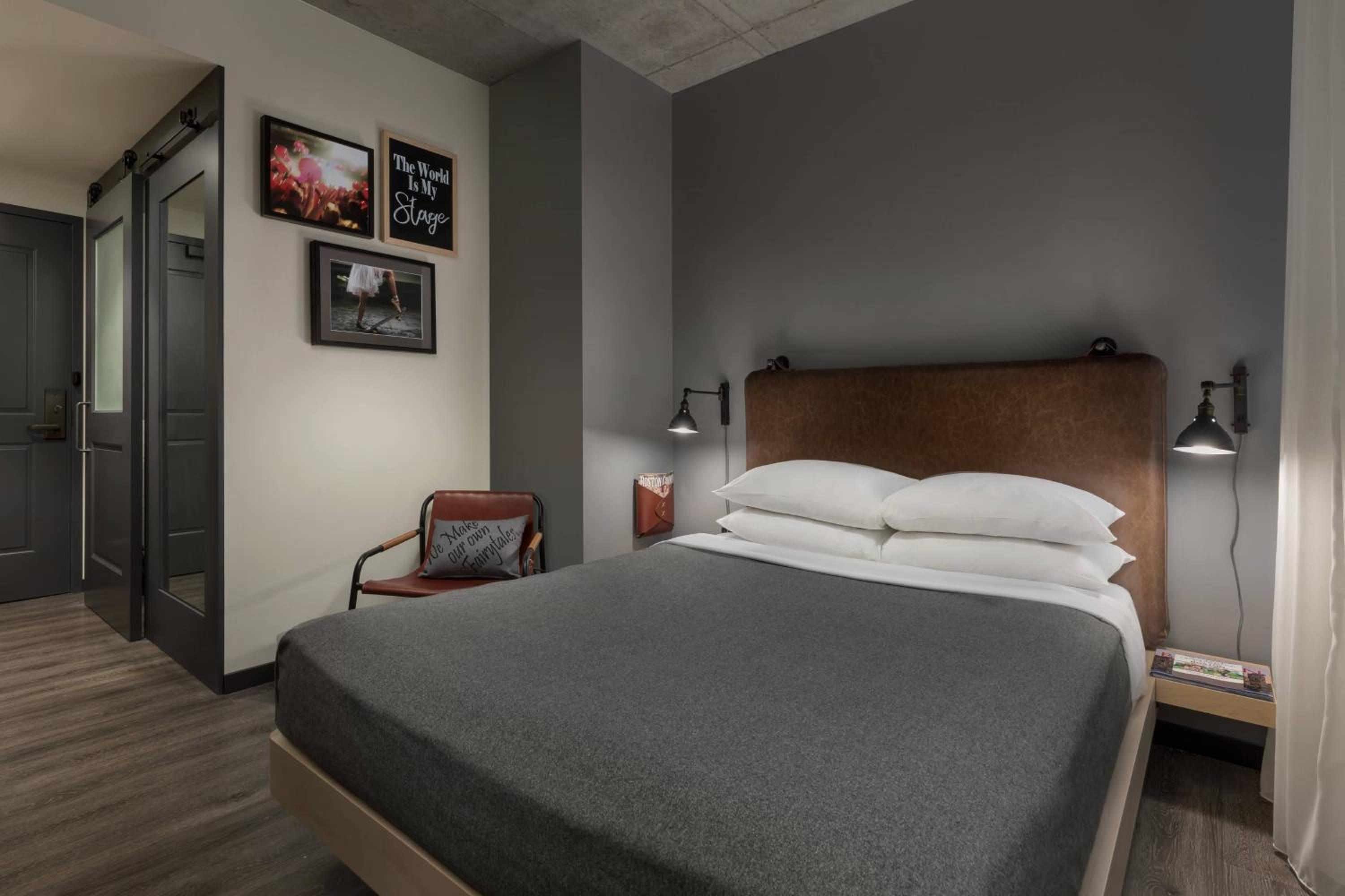 Center Stage, Guest room, 1 Queen, City view - Photo 5