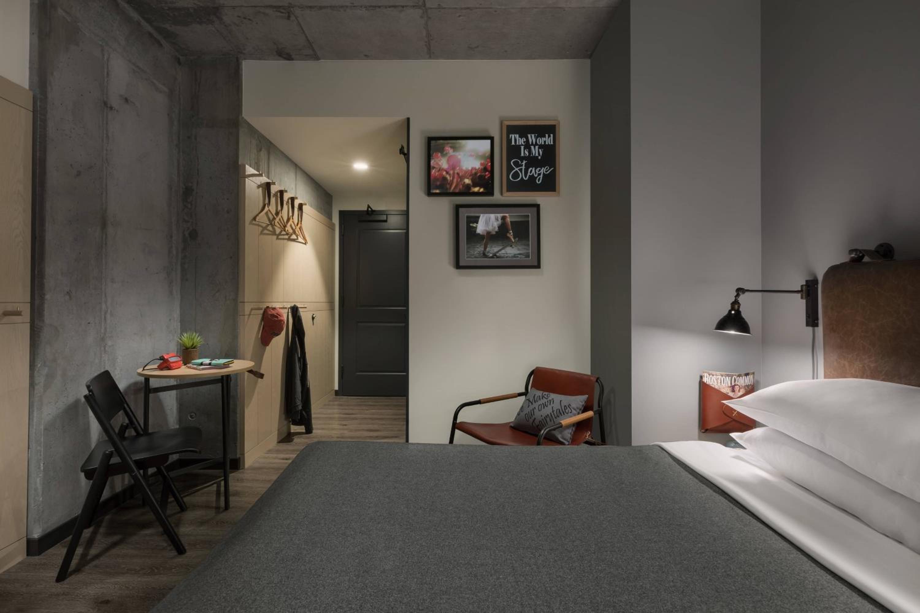 Center Stage, Guest room, 1 Queen, City view - Photo 4