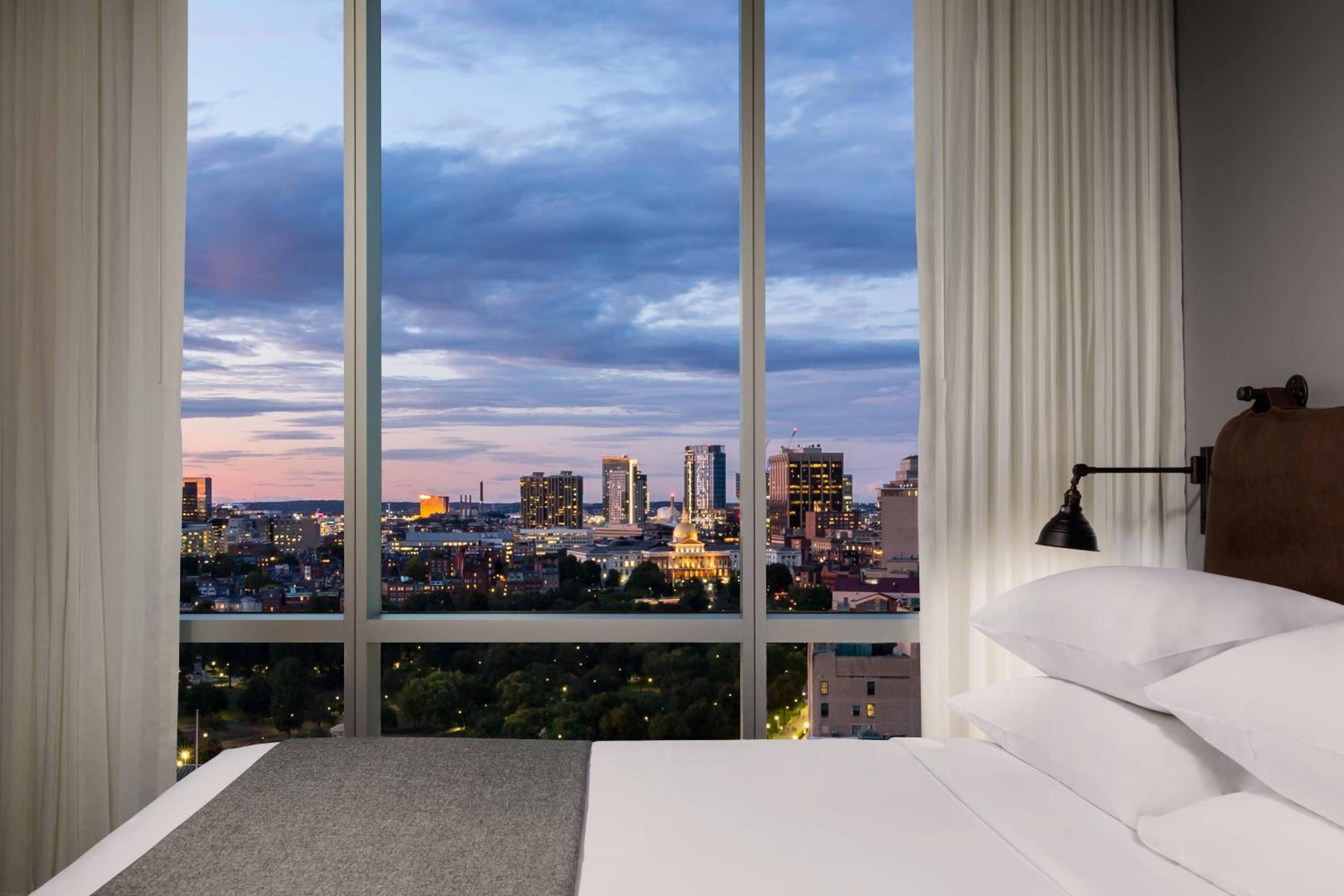 Center Stage, Guest room, 1 Queen, City view - Photo 6