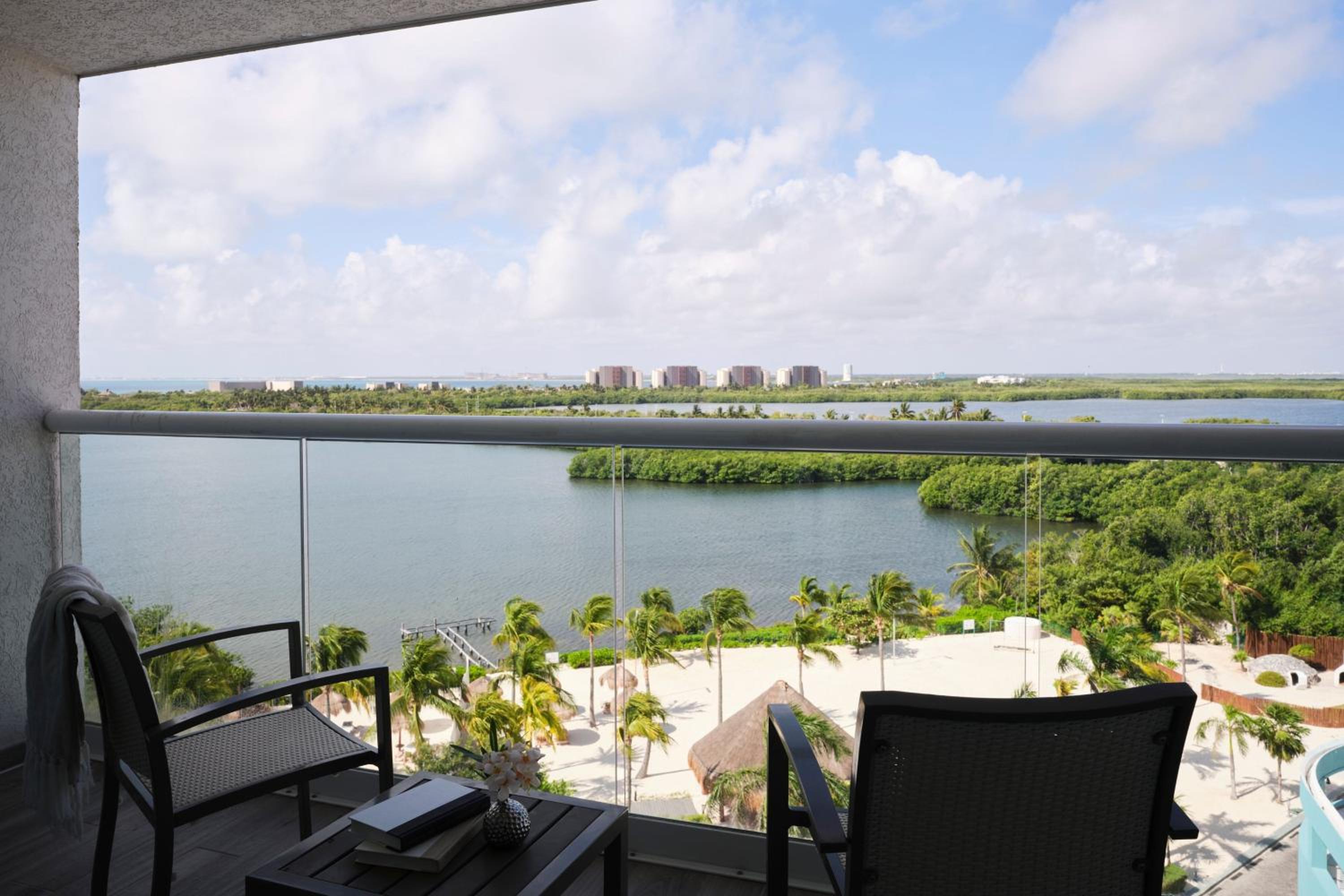 King Studio with Balcony and Lagoon View photo 3