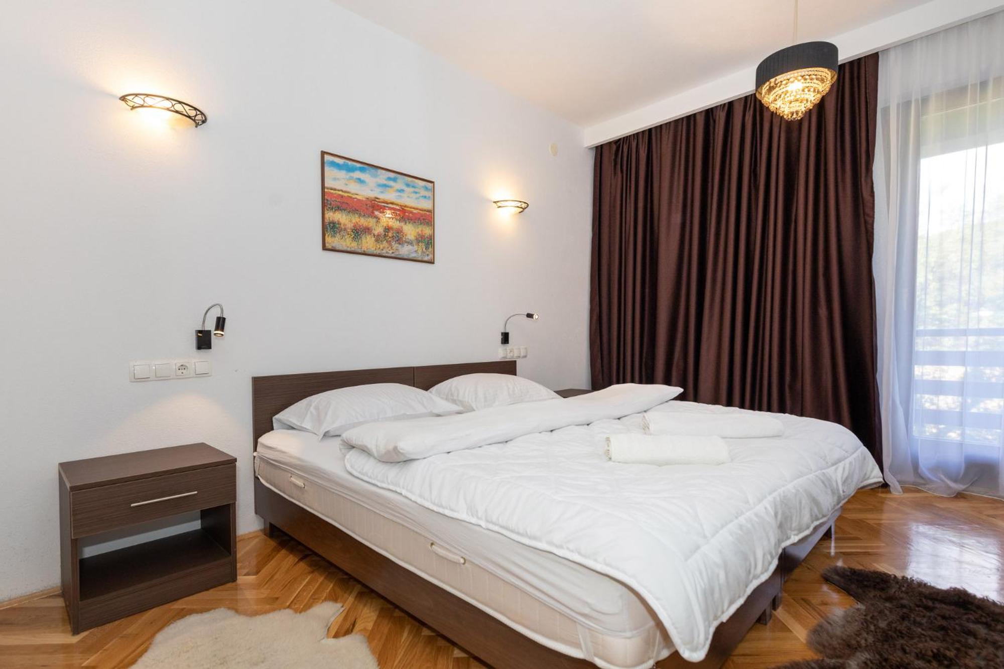 Deluxe Double Room (2 Adults + 1 Child)