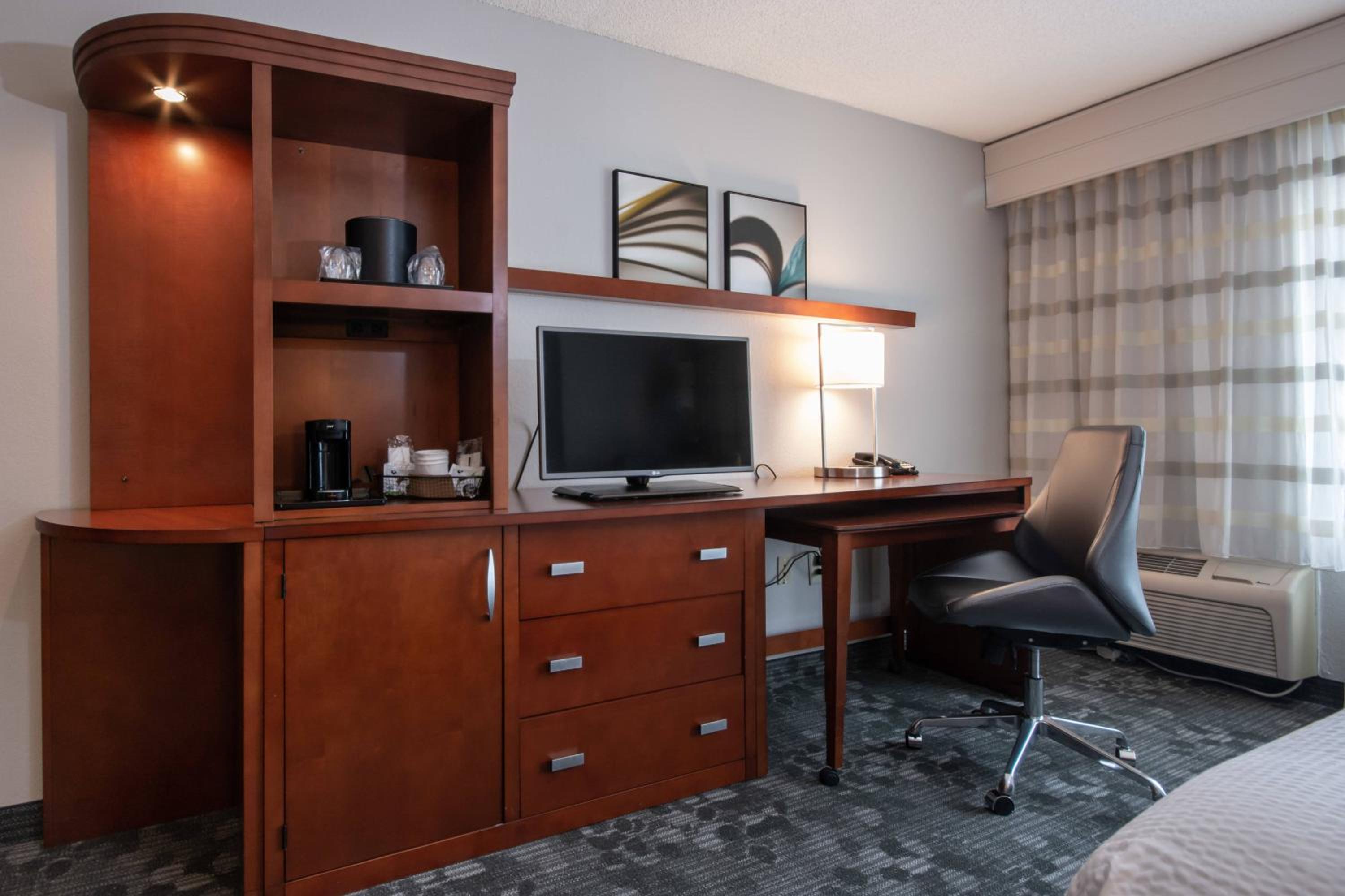 King Room with Sofa Bed - Photo 1