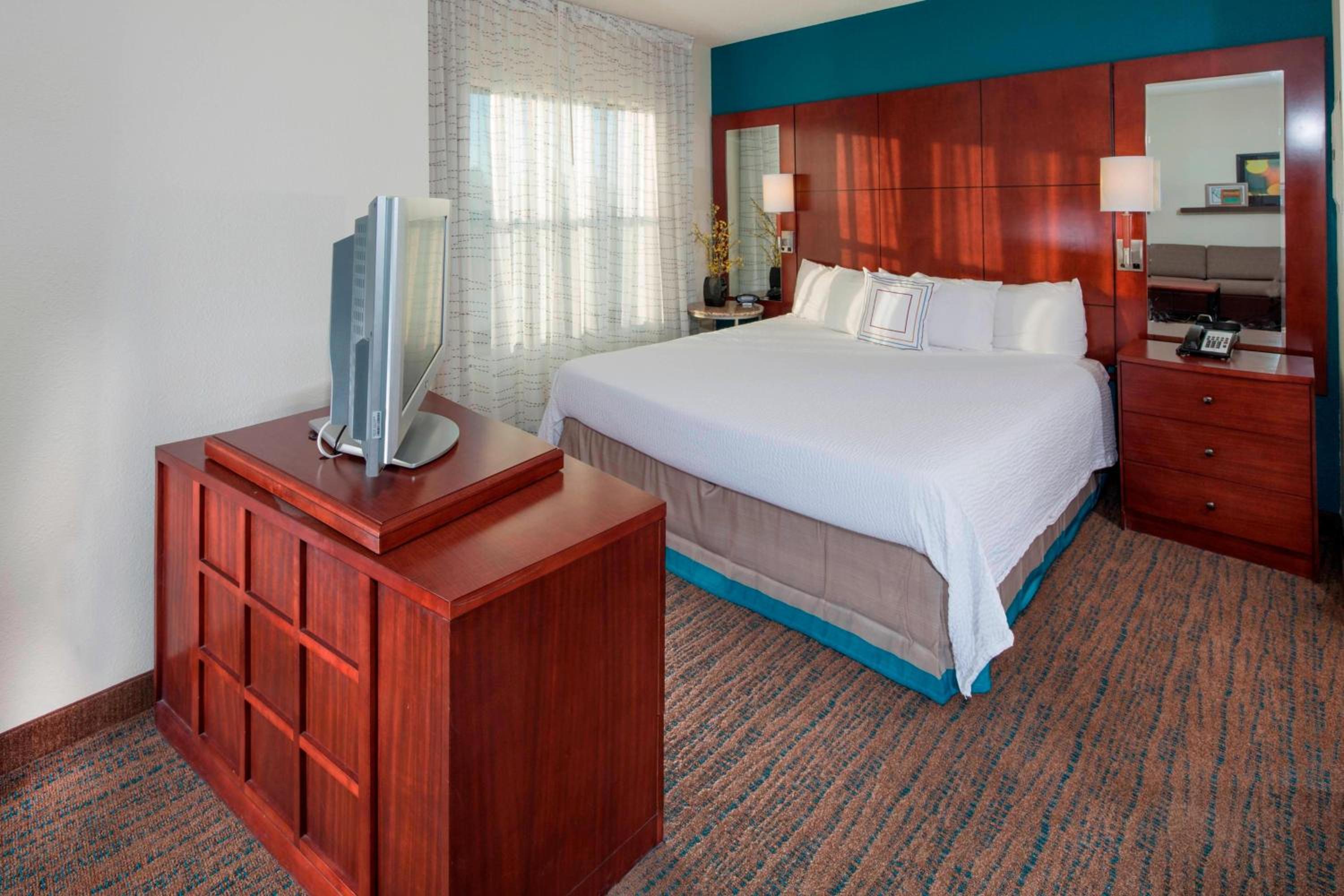 King Room with Sofa Bed - Photo 1