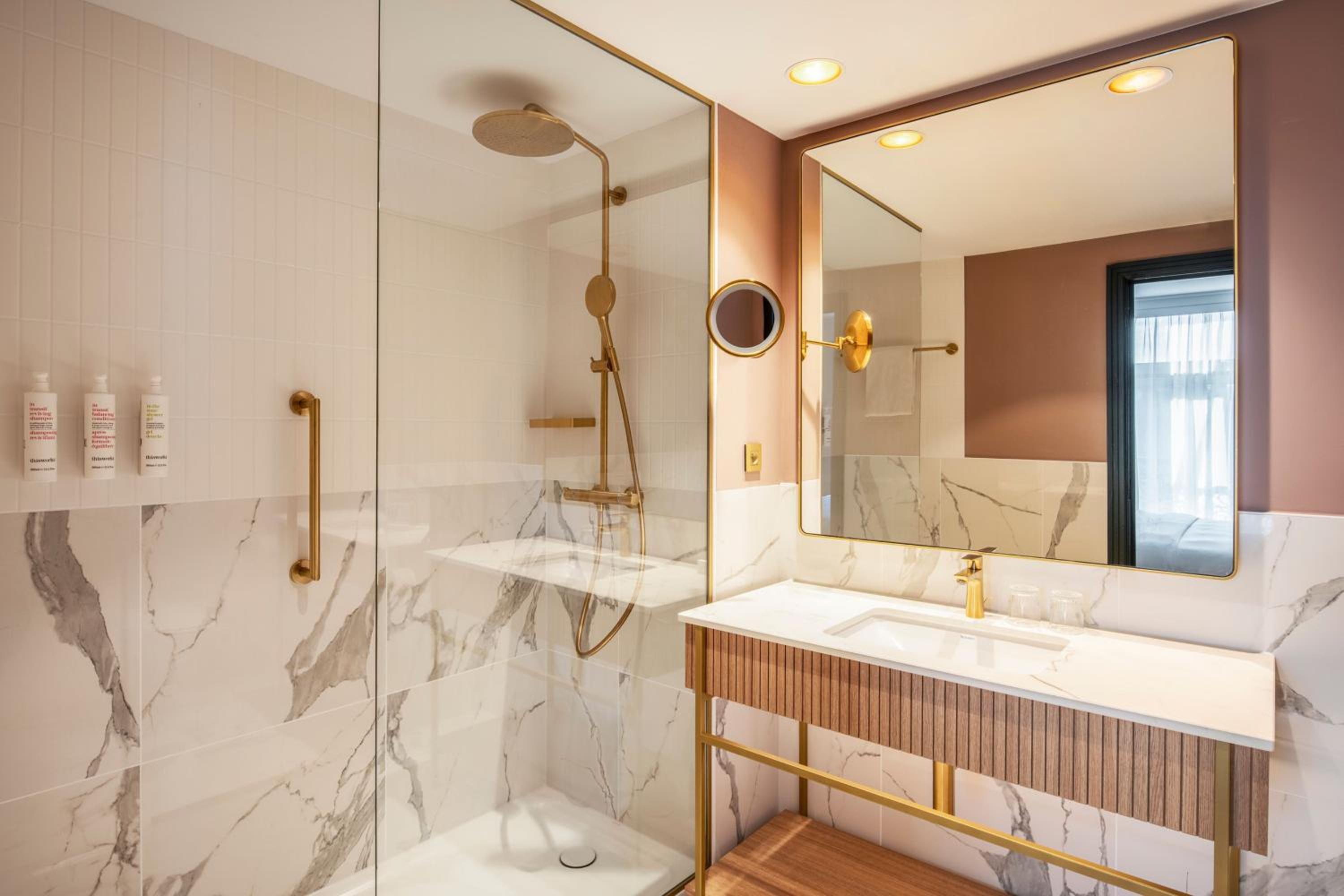 Superior King Room - High Floor thumbnail 5