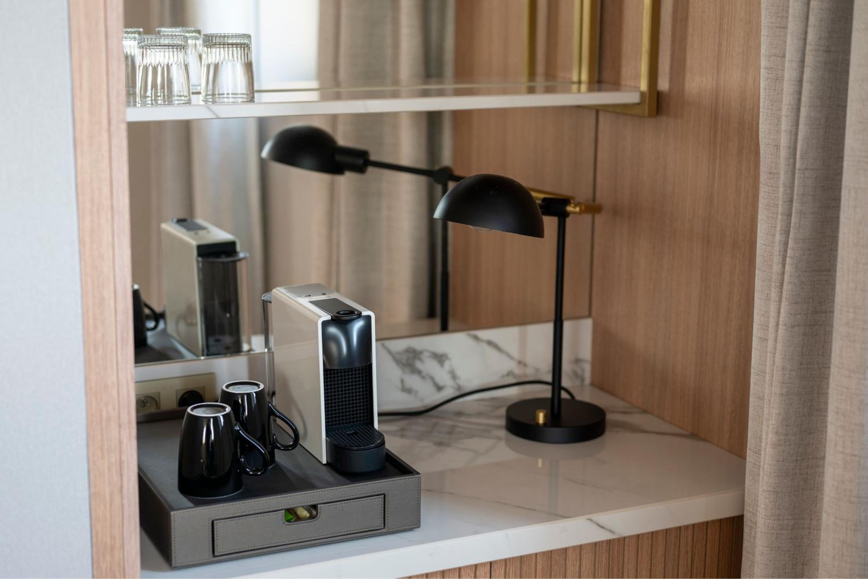 Executive Suite - Club Lounge Access thumbnail 5