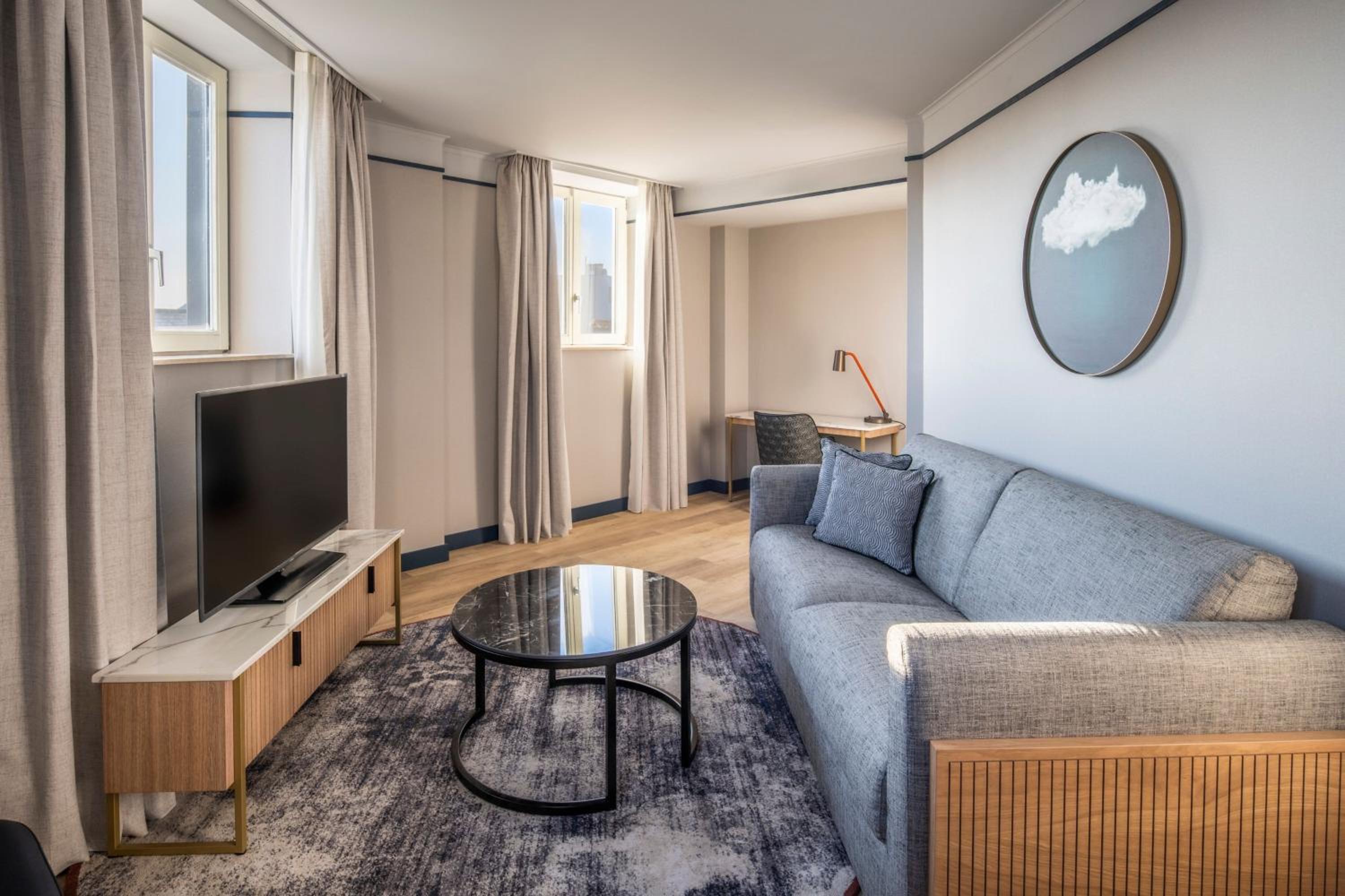 Signature Suite - Club Lounge Access - Photo 12