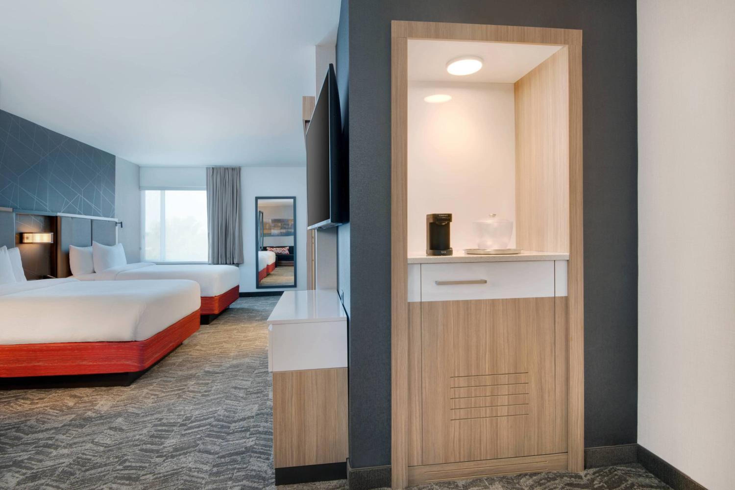 Queen Suite with Two Queen Beds and Sofa Bed - Photo 5