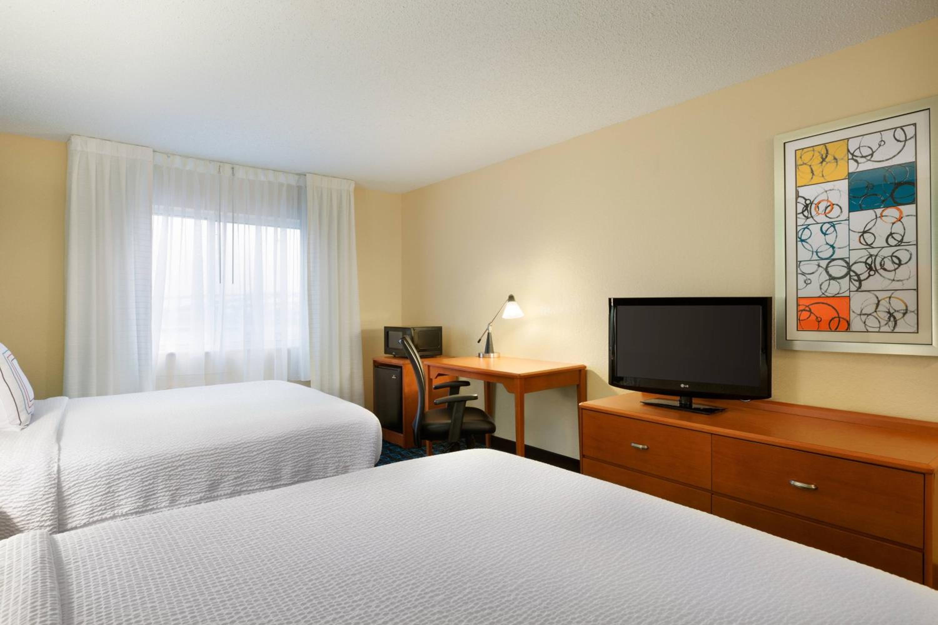 Queen Room with Two Queen Beds - Photo 2