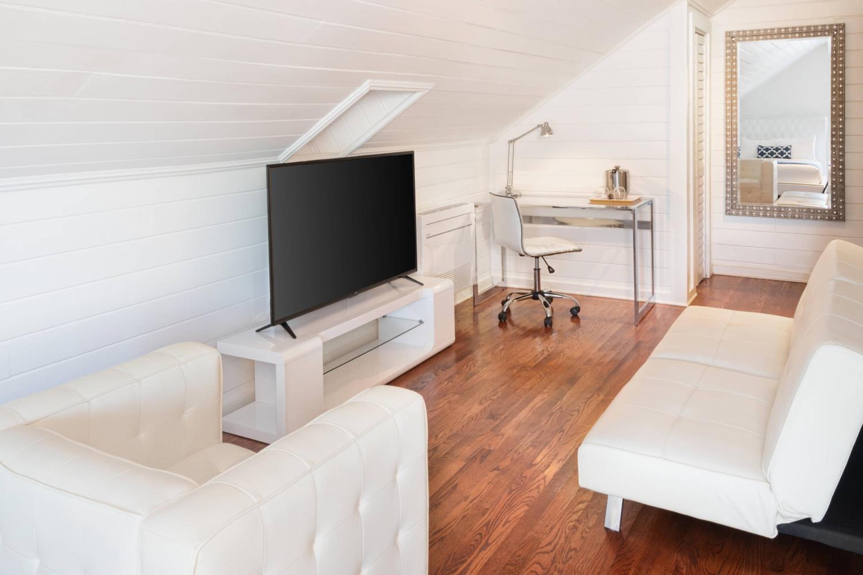Loft, Larger Guest room, 2 Queen, City view, Balcony