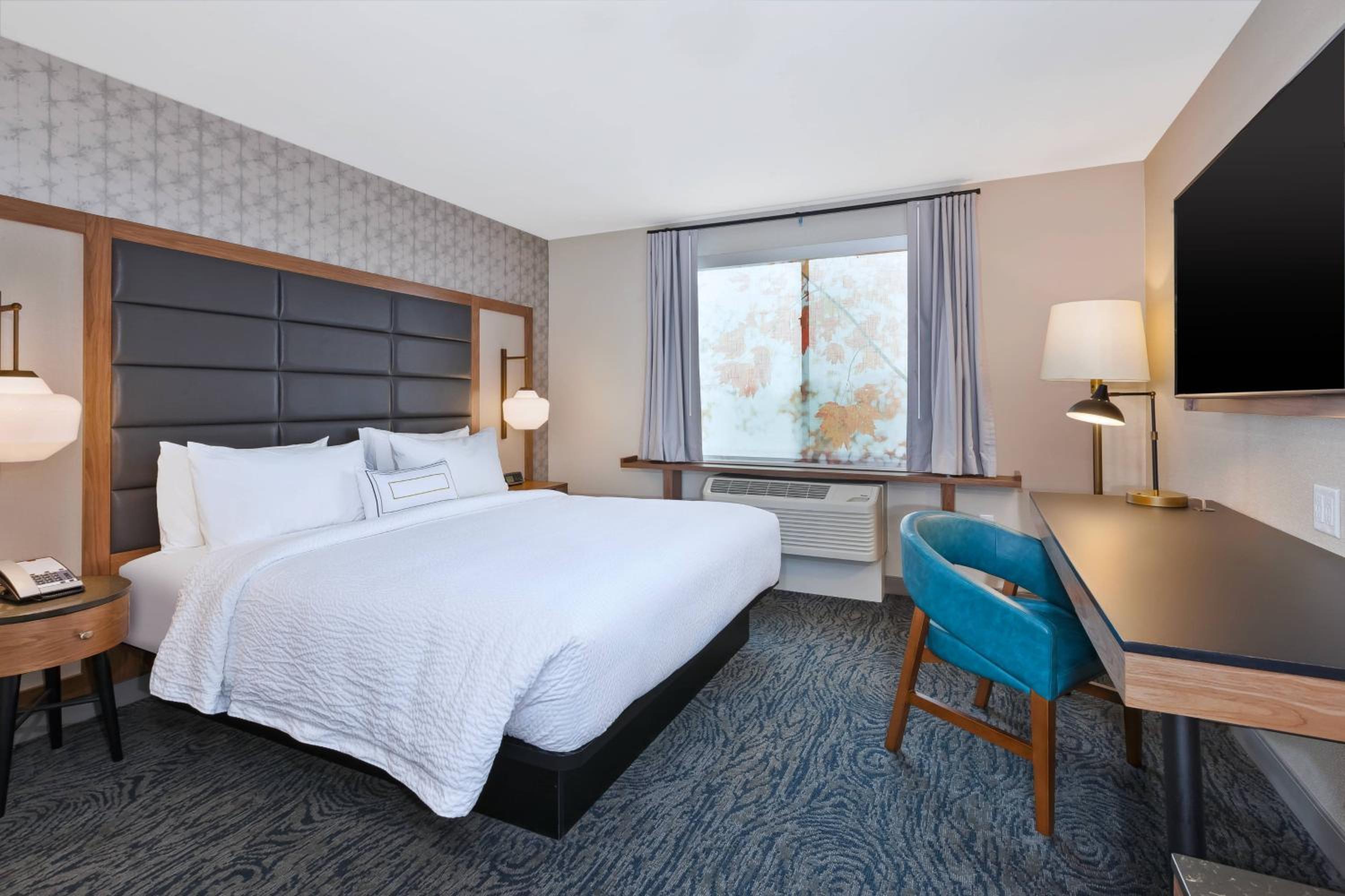 Guest room, 1 King, City view - Photo 1