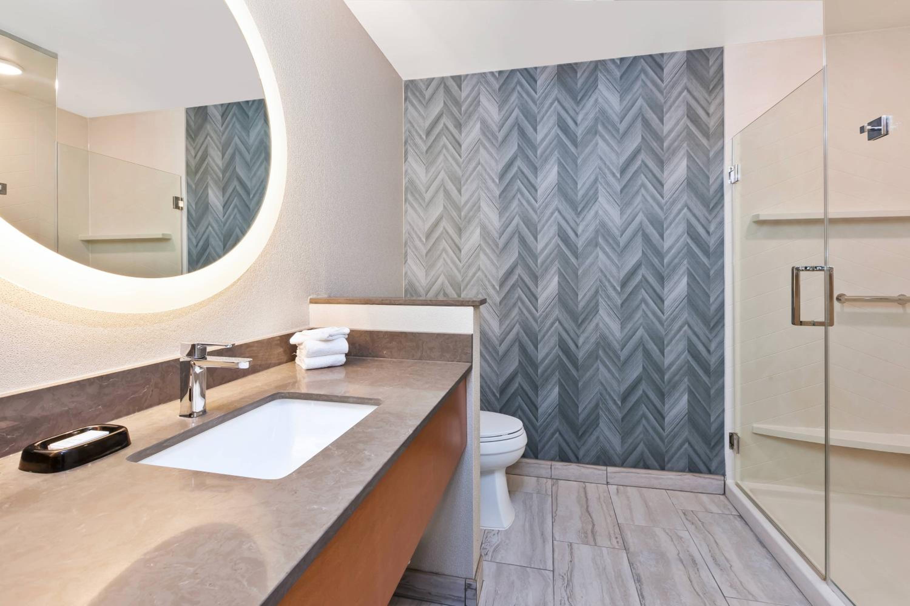 Guest room, 1 King, City view - Photo 2