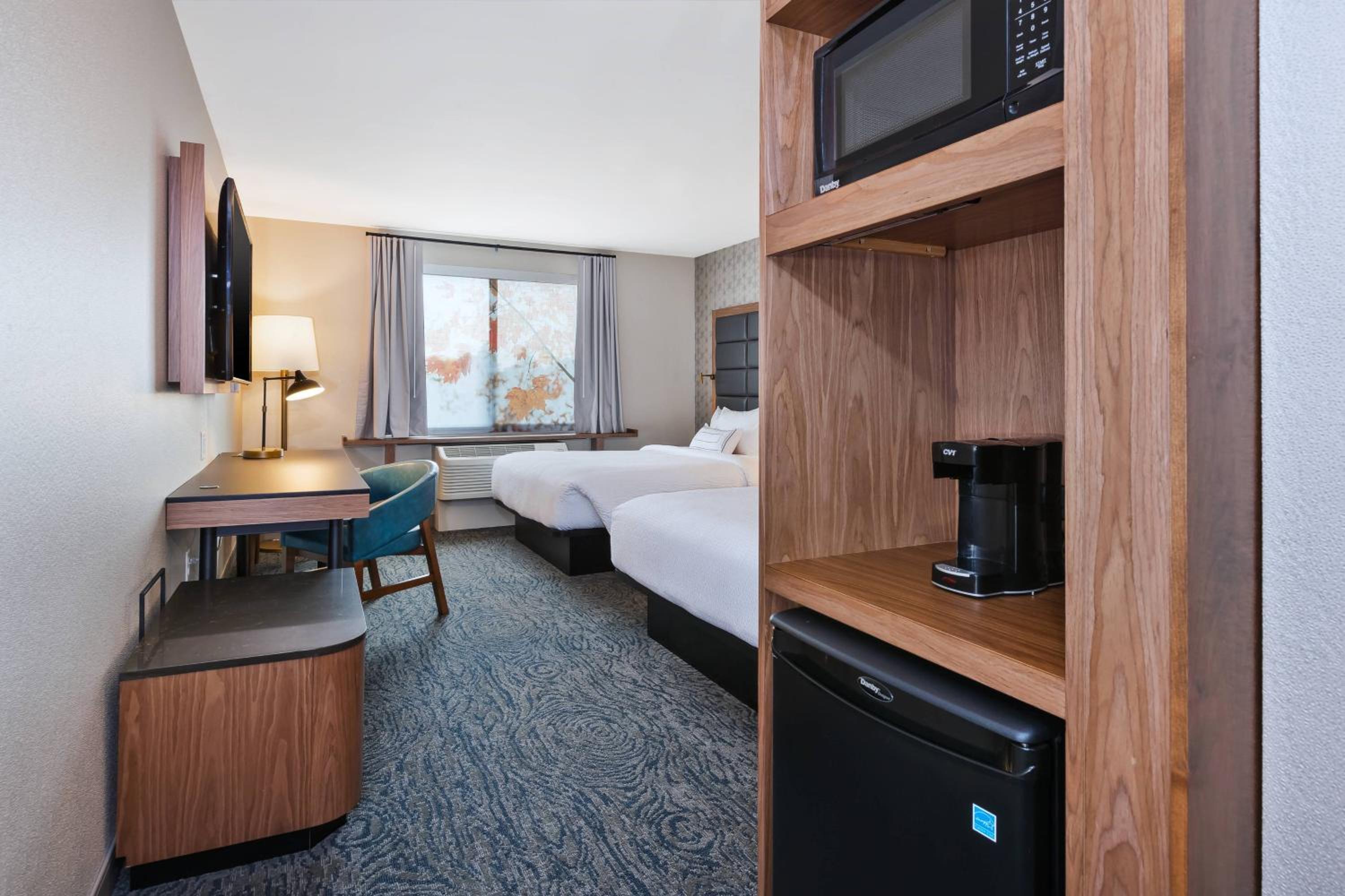 Guest room, 2 Queen, City view - Photo 3