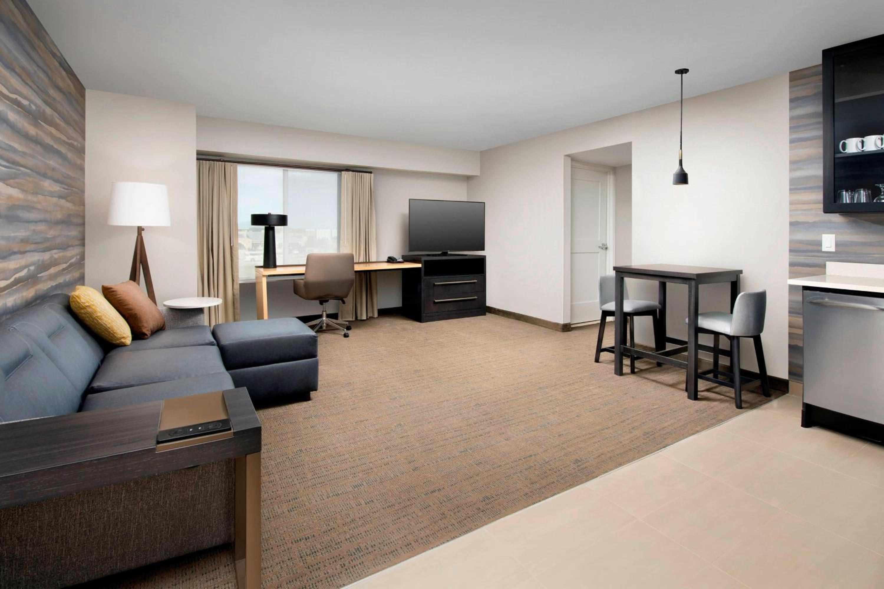 1 Bedroom Suite, 1 King, Sofa bed - Photo 1