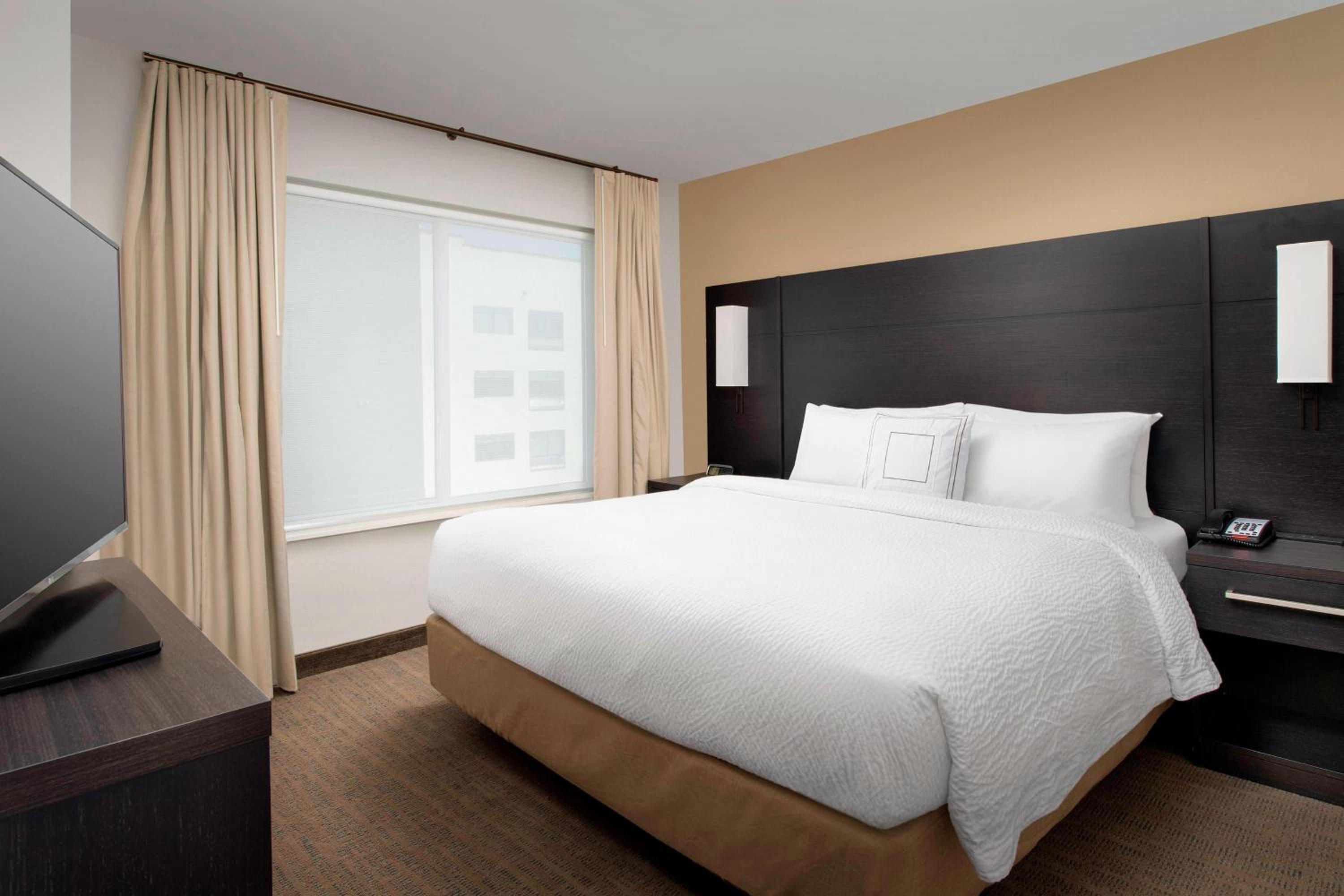 1 Bedroom Suite, 1 King, Sofa bed - Photo 4
