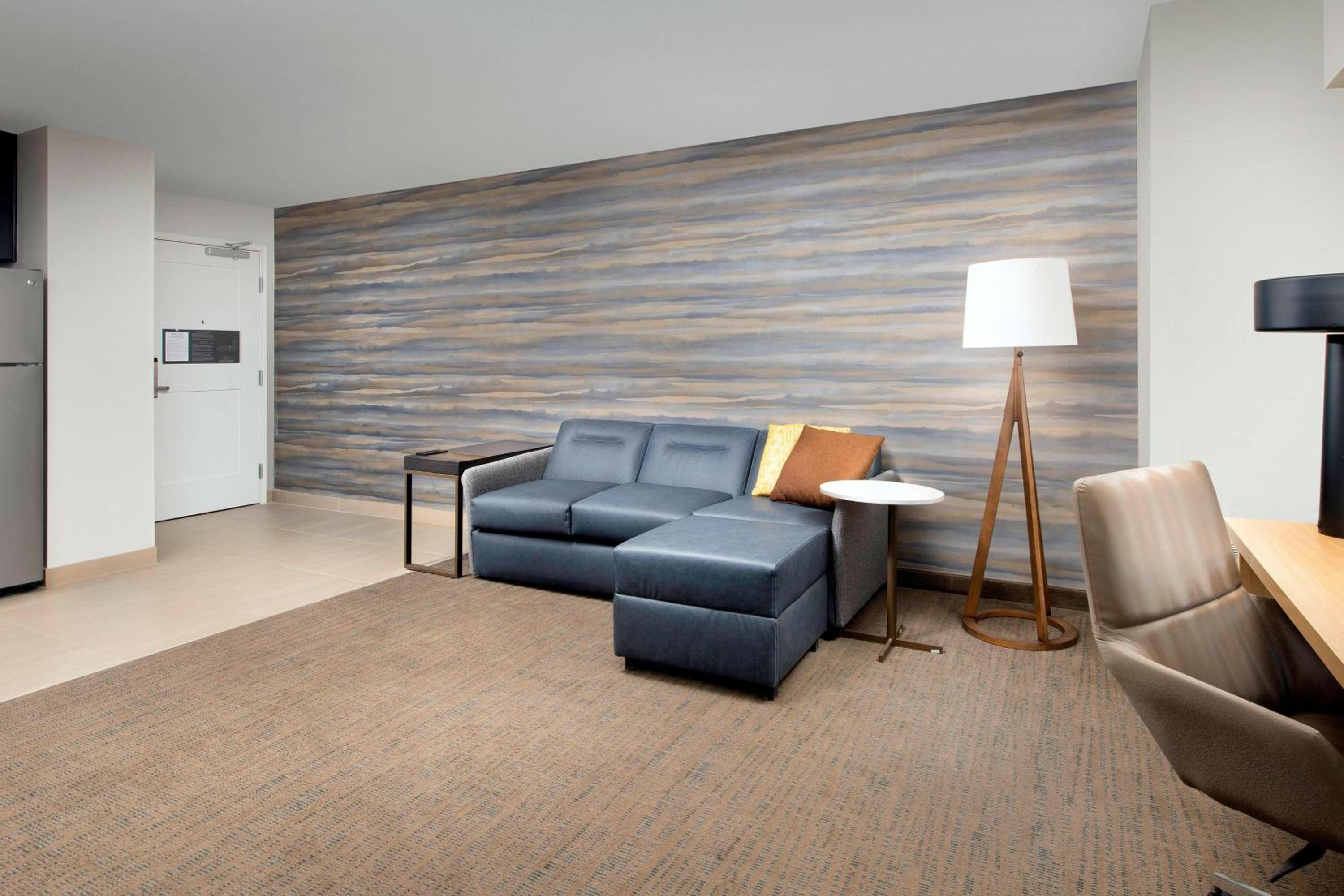 1 Bedroom Suite, 1 King, Sofa bed - Photo 2