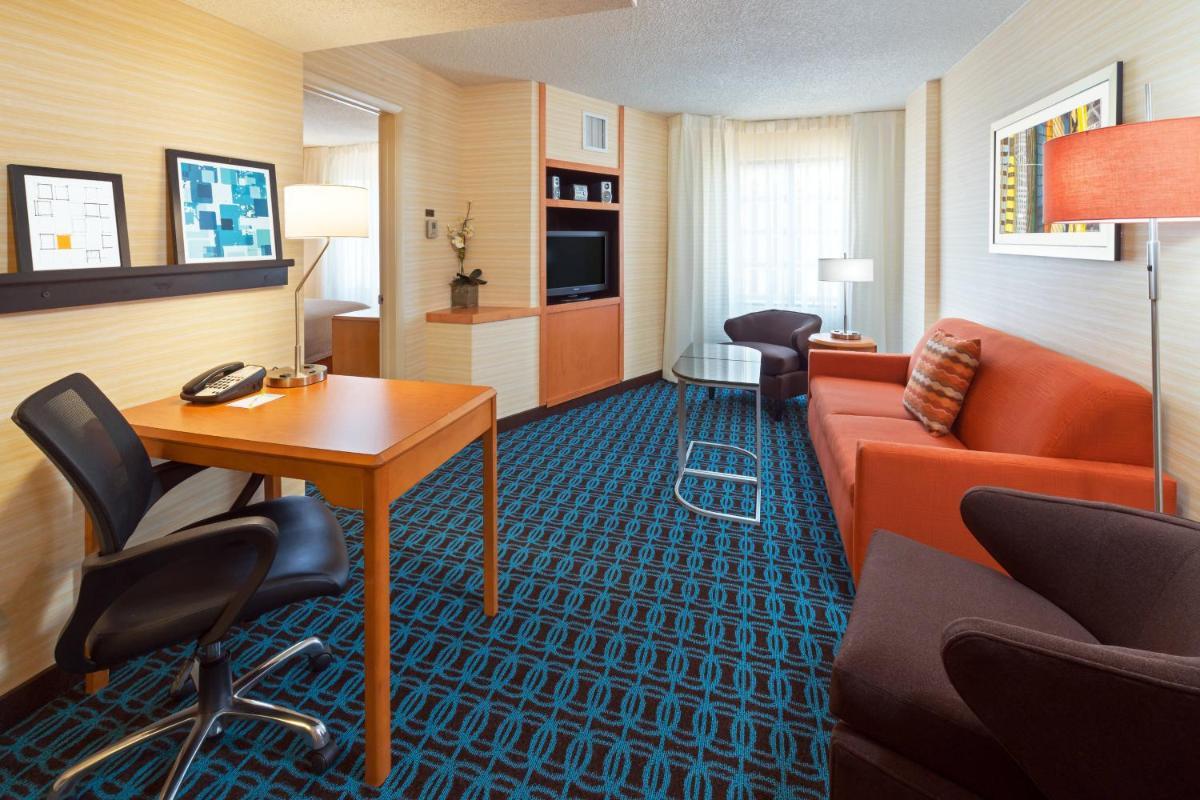 One-Bedroom King Suite with Sofa Bed photo 1