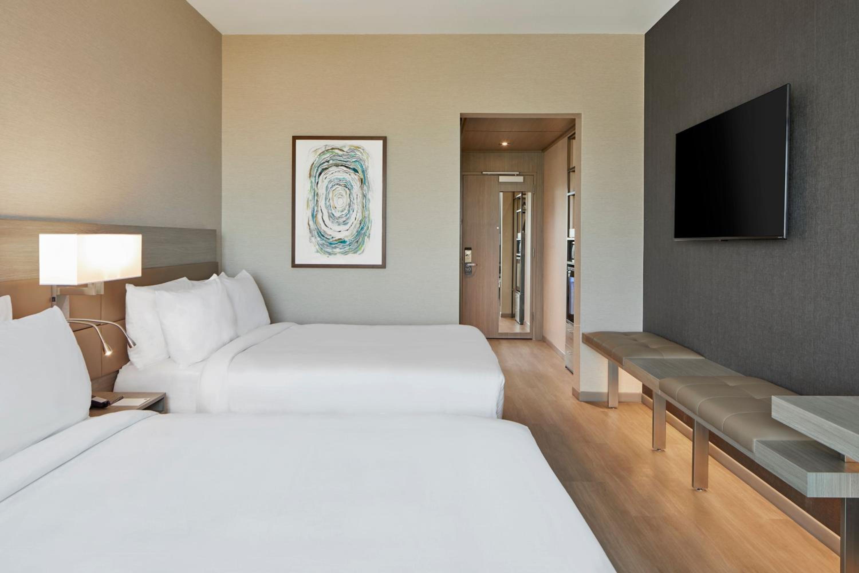 Queen Room with Two Queen Beds - Photo 4