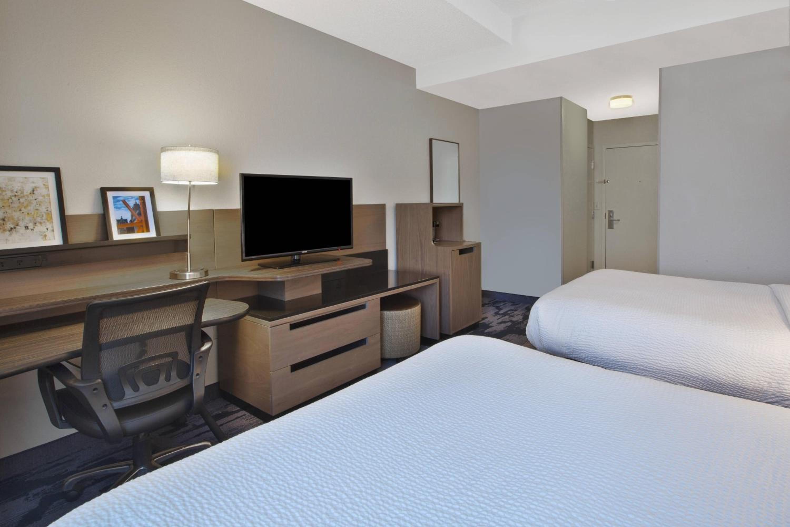 Queen Room with Two Queen Beds - Photo 2