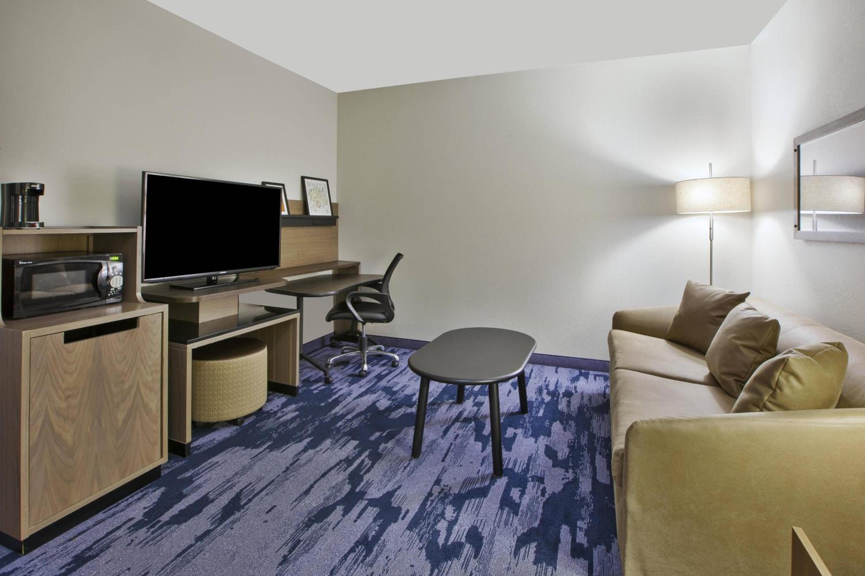 One-Bedroom Queen Suite with Two Queen Beds and Sofa Bed - Photo 2