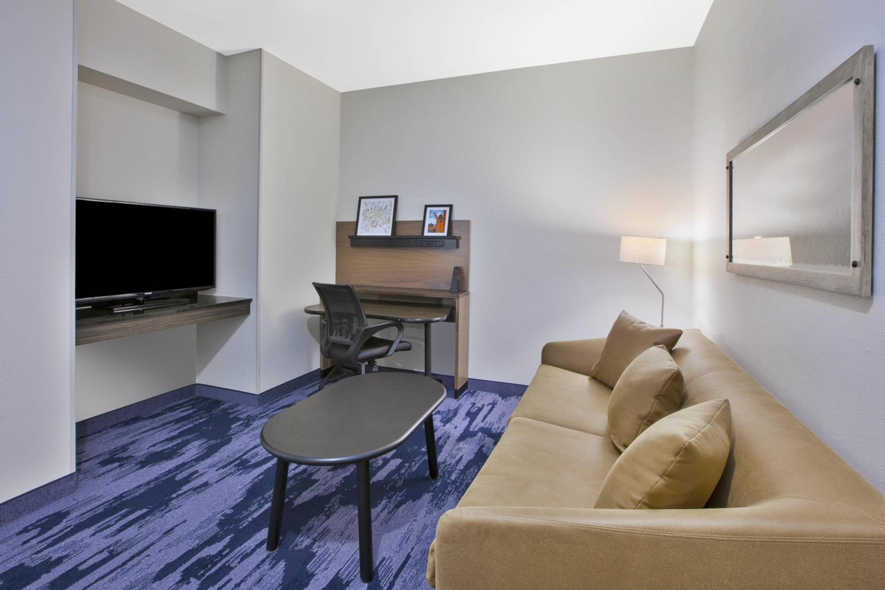 One-Bedroom King Suite with Bathtub and Sofa Bed - Mobility Access - Photo 2