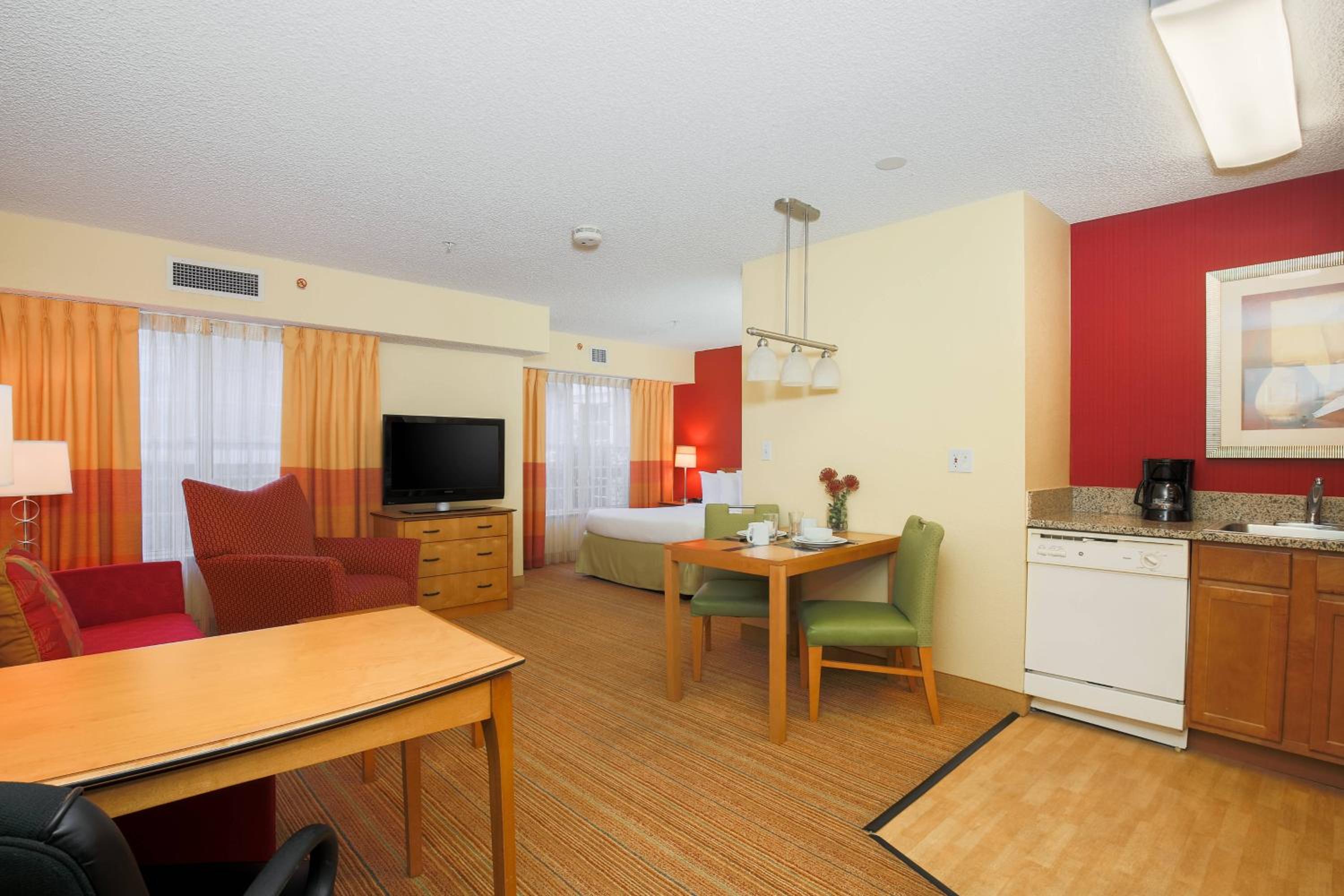 Queen Studio with Sofa Bed - Photo 2