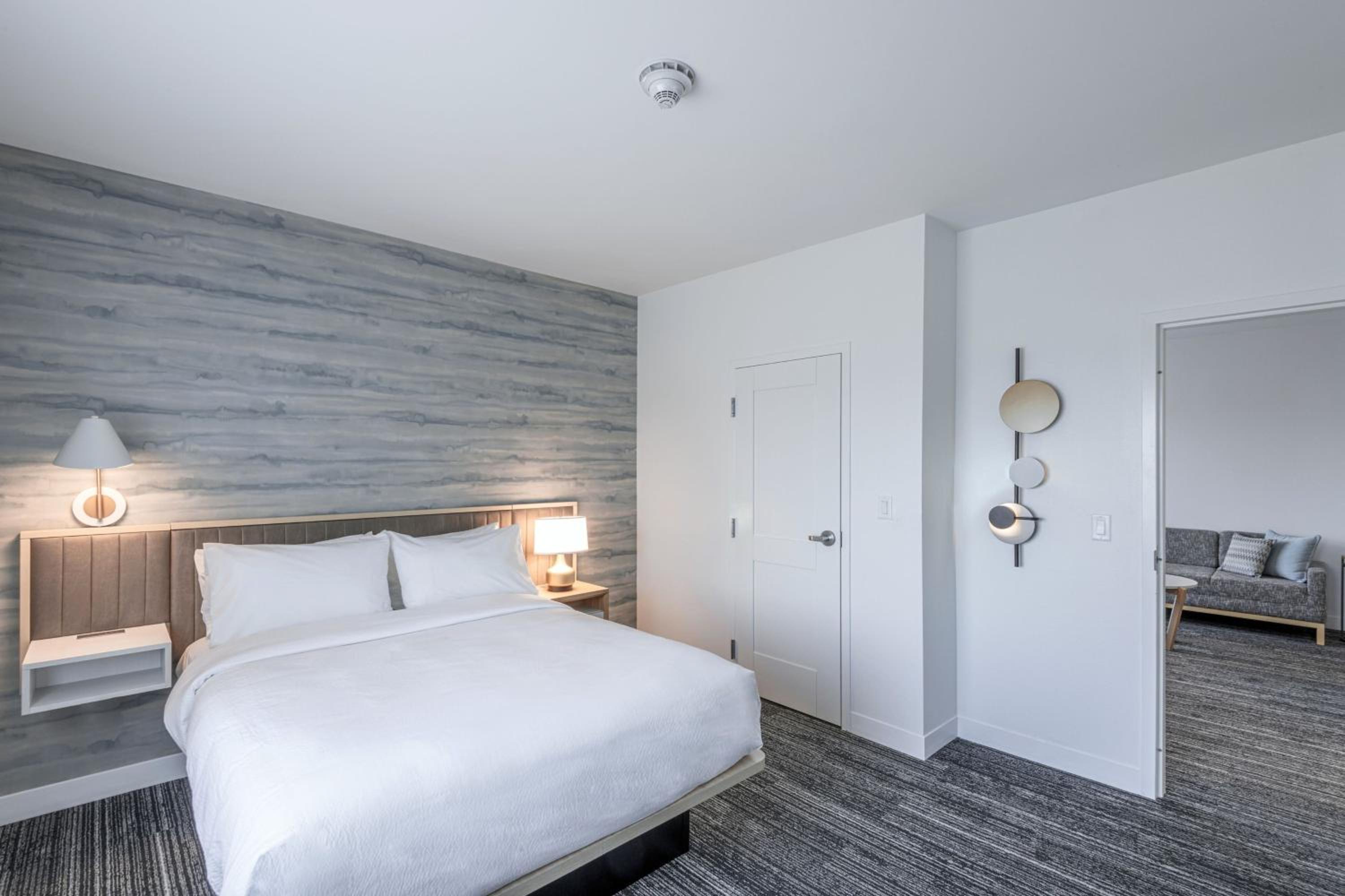 One-Bedroom Larger Queen Suite with Sofa Bed - Photo 4