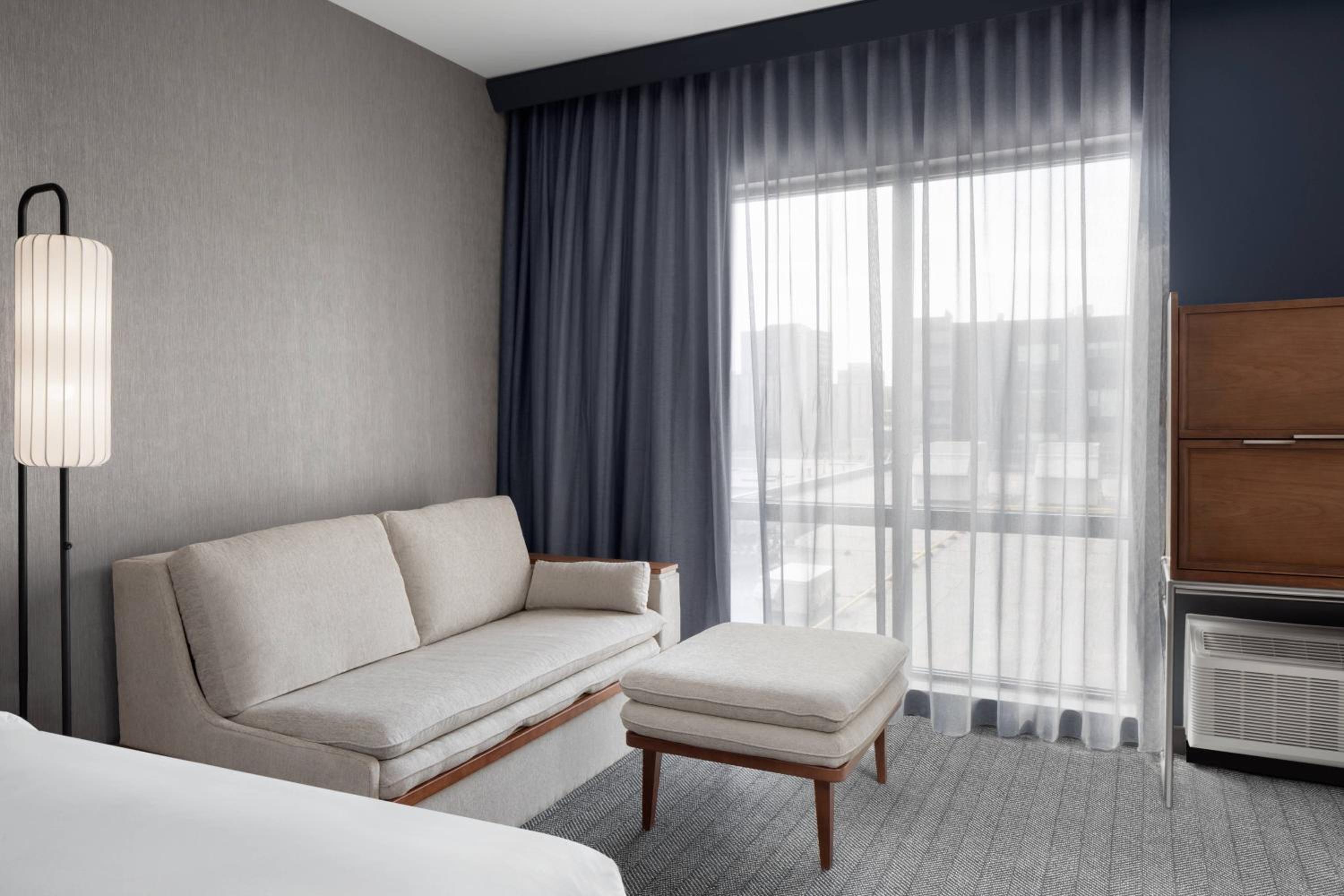 King Room with Sofa Bed - Photo 4
