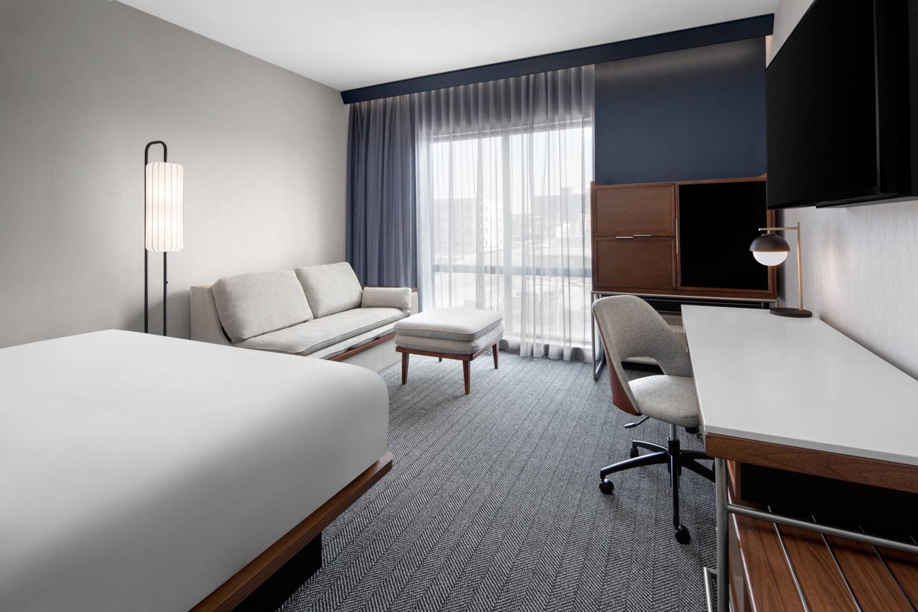 King Room with Sofa Bed - Photo 3