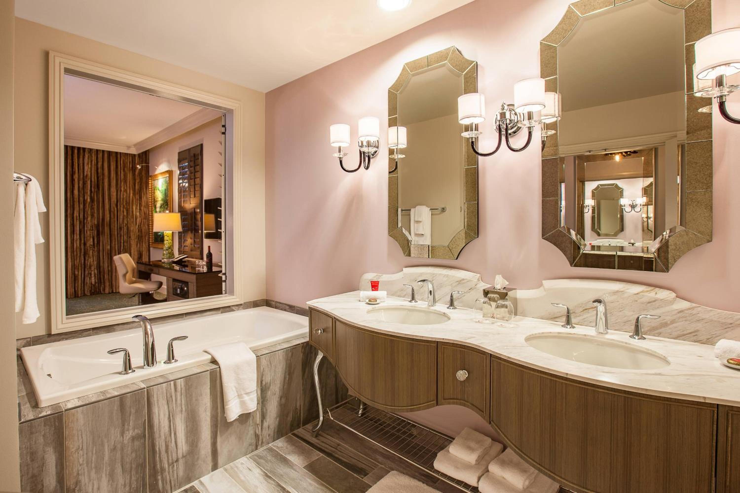 Deluxe King Room photo 2