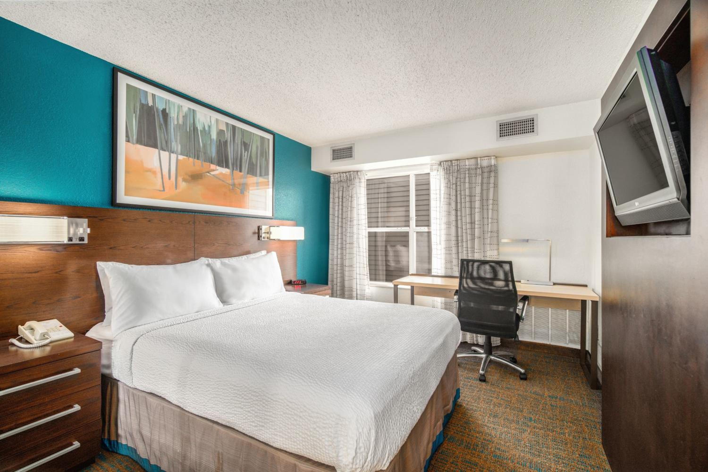 Two-Bedroom Queen Suite with Sofa Bed - Photo 4