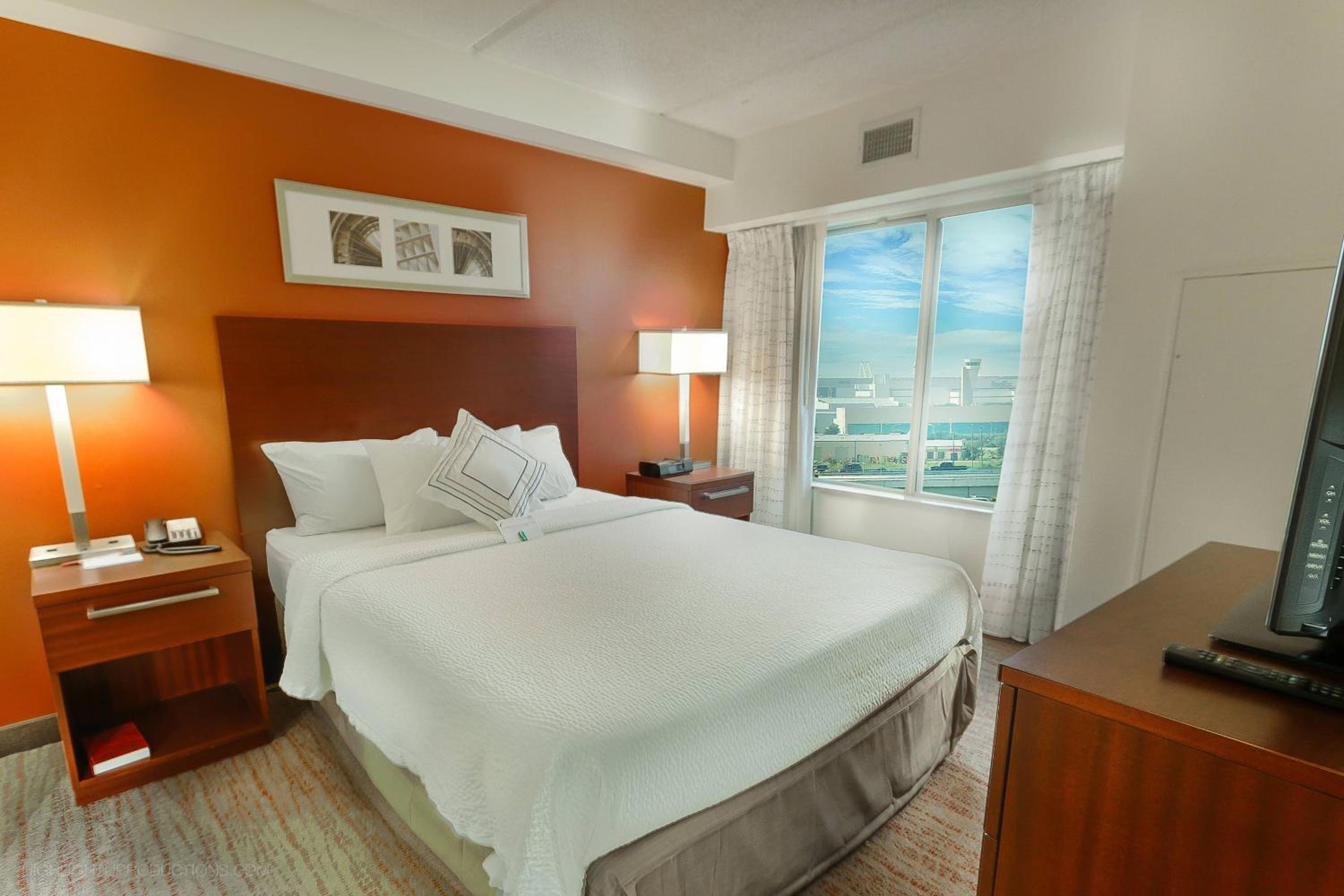 Queen Studio with Sofa Bed - Photo 1