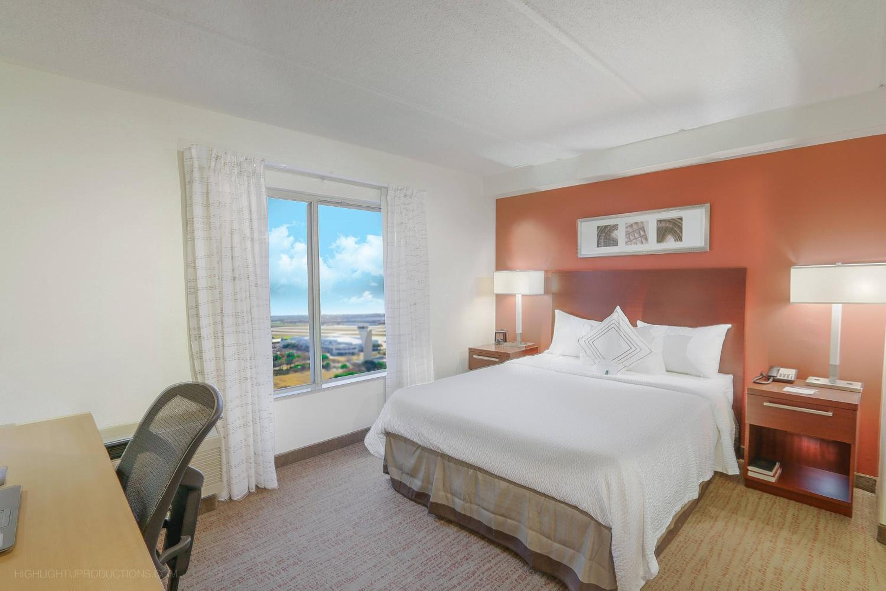 1 Queen Room - Photo 3