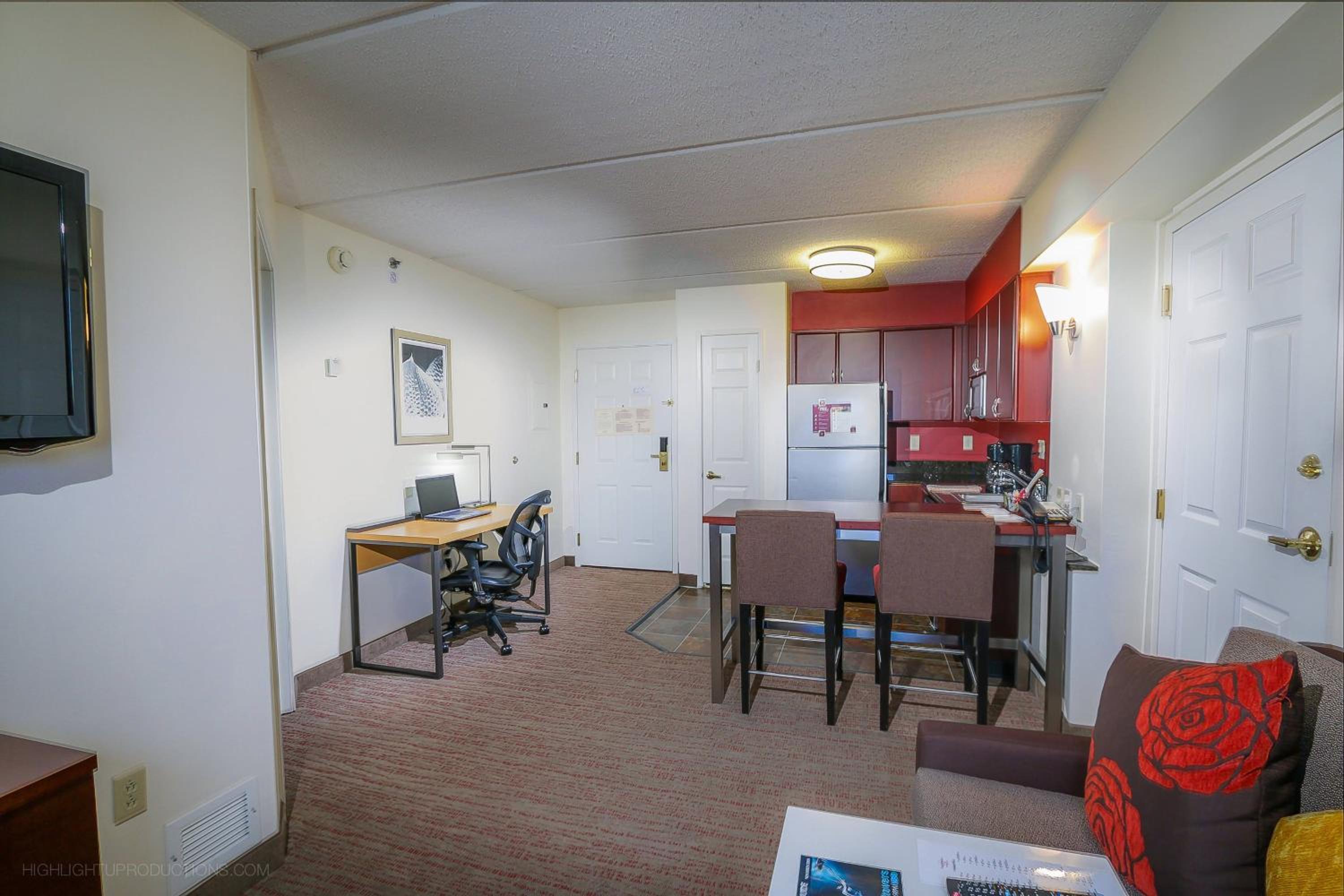One-Bedroom Queen Suite with Sofa Bed - Photo 5